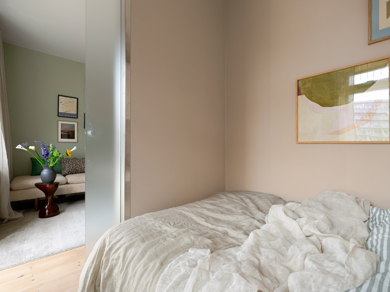 Stue og soverom er adskilt med en praktisk og plassbesparende skyvedør i frostet glass. Galleribilde