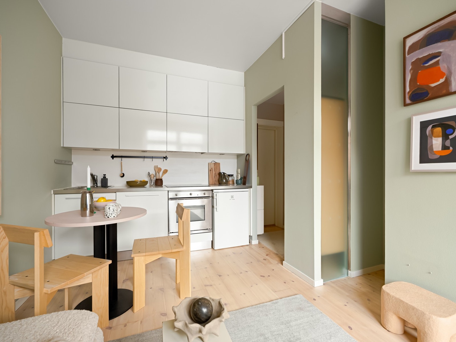 Kjøkkenet er innholdsrikt med gode oppbevaringsmuligheter i både skap og skuffer. Galleribilde