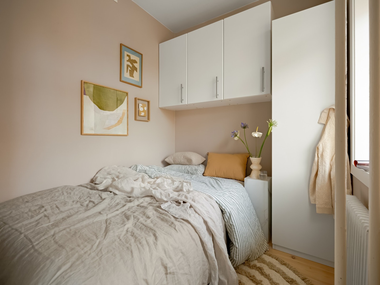 Den praktiske garderobeløsningen sørger for god oppbevaring av det du måtte trenge. Både garderobe- og veggskap medfølger. Galleribilde