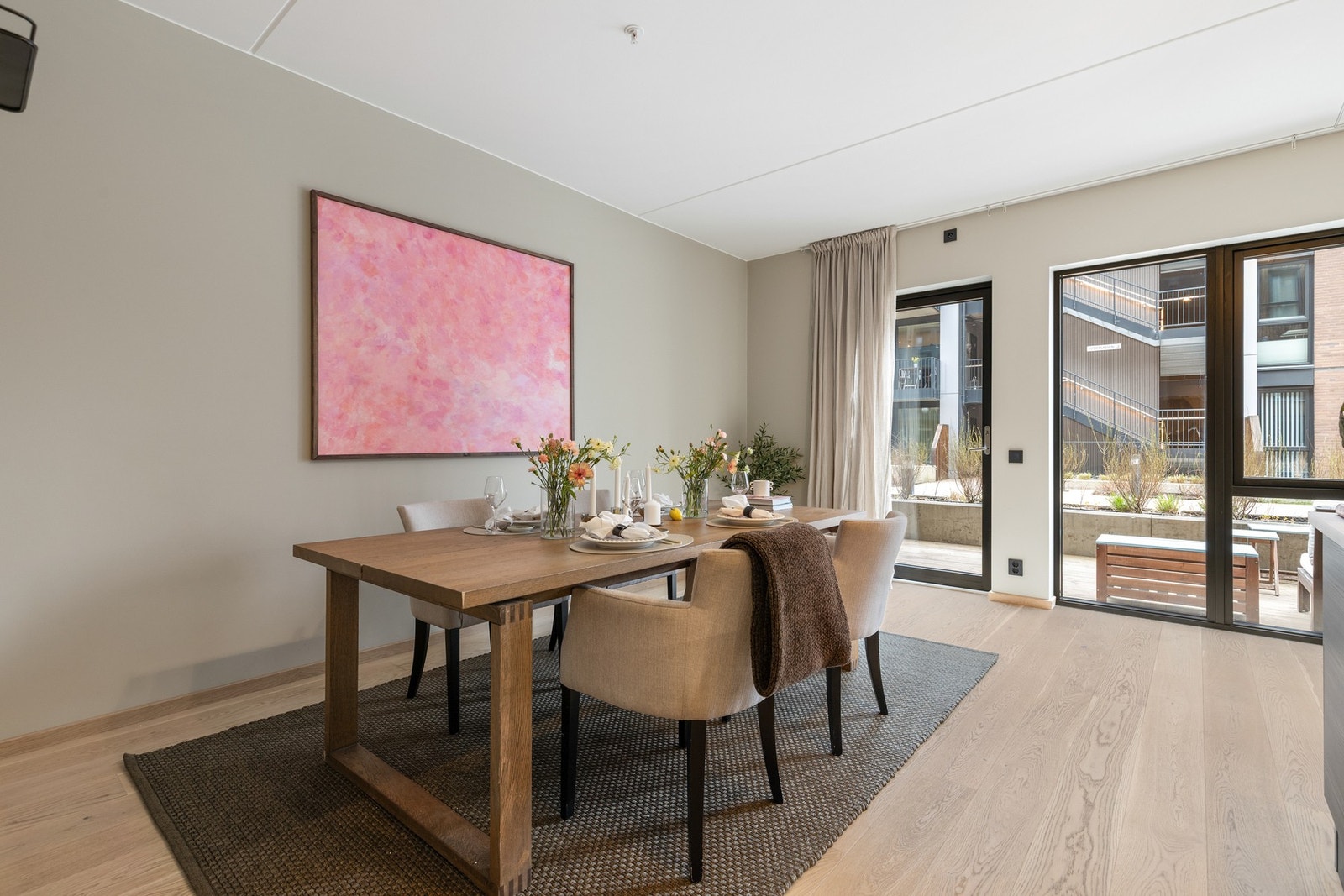 Stuen er et lyst og innbydende rom med store vindusflater som slipper inn rikelig med dagslys Galleribilde