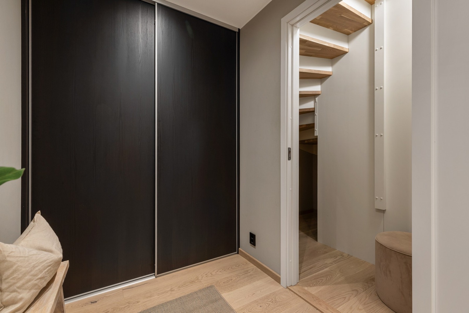 Ekstra bod under trapp - ideell for sesongoppbevaring Galleribilde