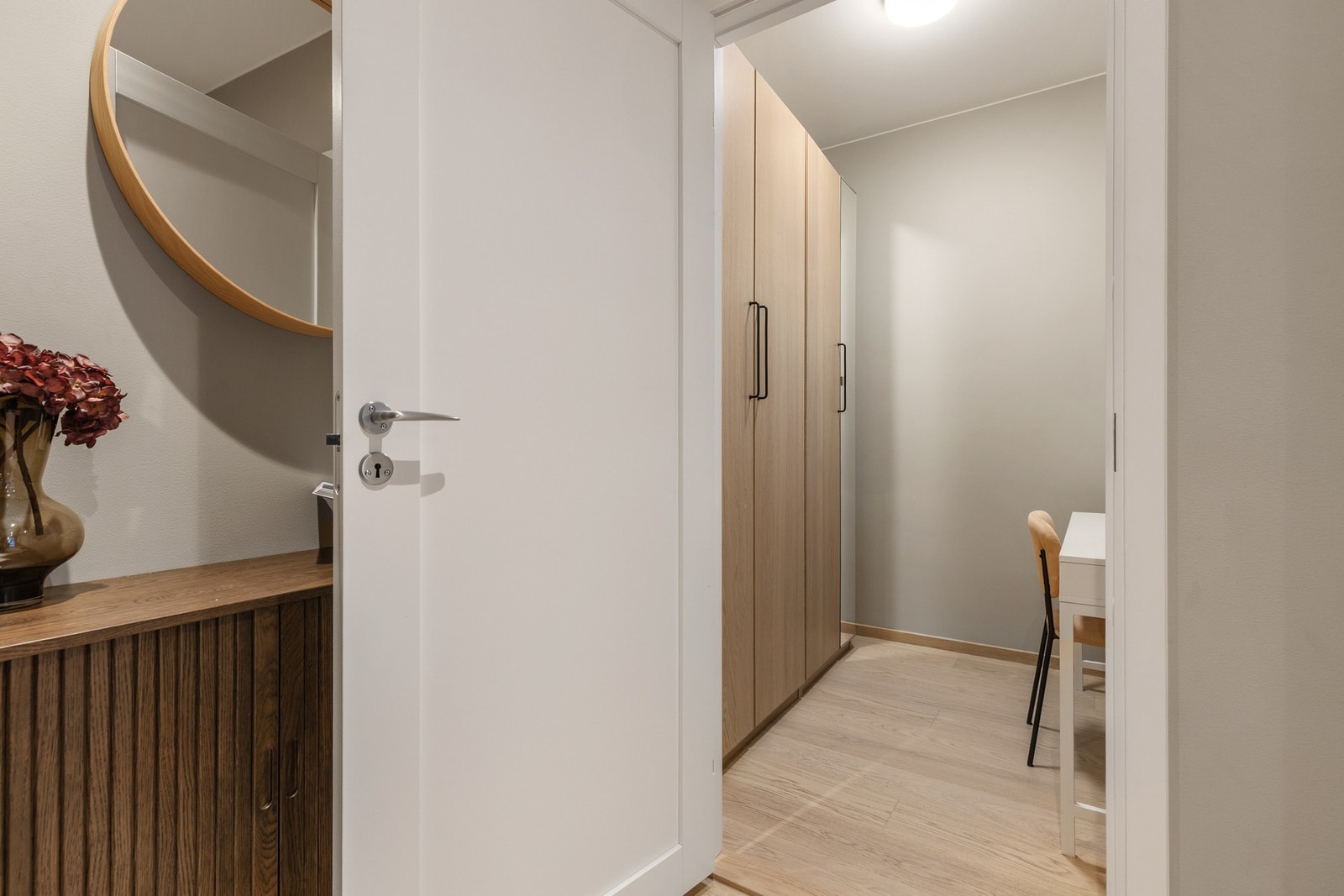 Herfra er det adkomst til en praktisk bod på ca. 5 kvm, innredet med garderobeskap for god oppbevaringsplass Galleribilde