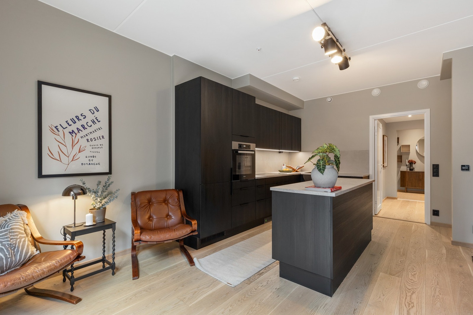 Kjøkkenet er utstyrt med kjøkkenøy og integrerte hvitevarer som stekeovn, platetopp, oppvaskmaskin og kjøleskap med fryser Galleribilde