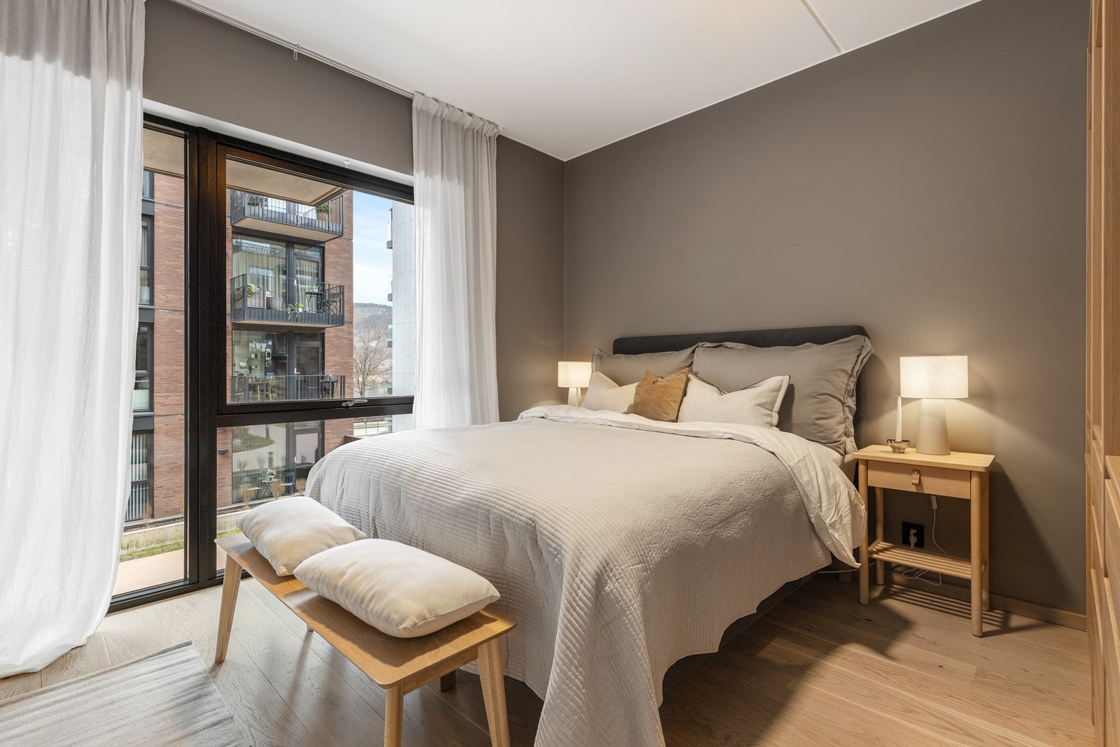 Hovedsoverommet har god plass til dobbeltseng og garderobeskap Galleribilde