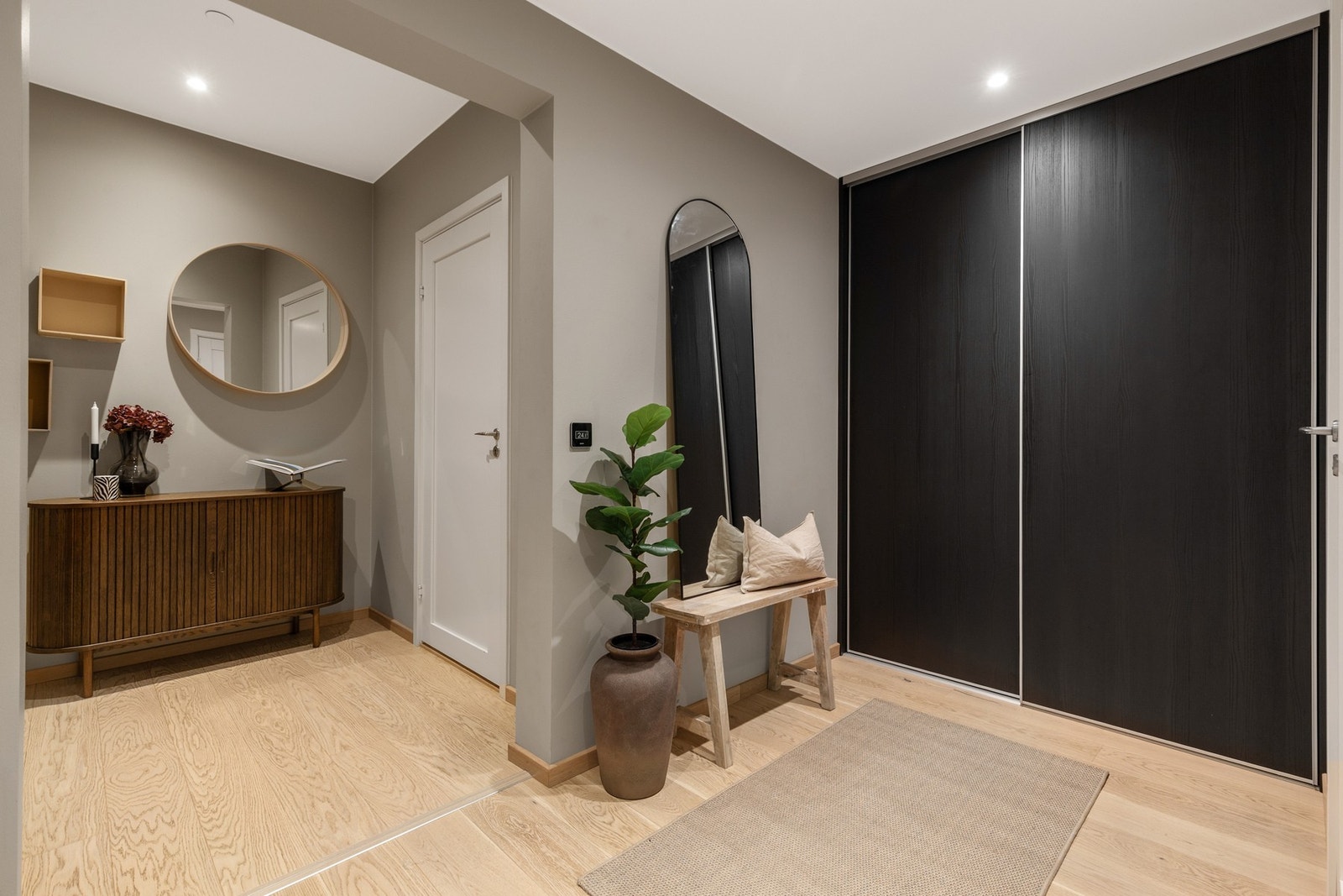 I tillegg er det en romslig skyvedørsgarderobe i gangen som leder videre inn mot stuen Galleribilde