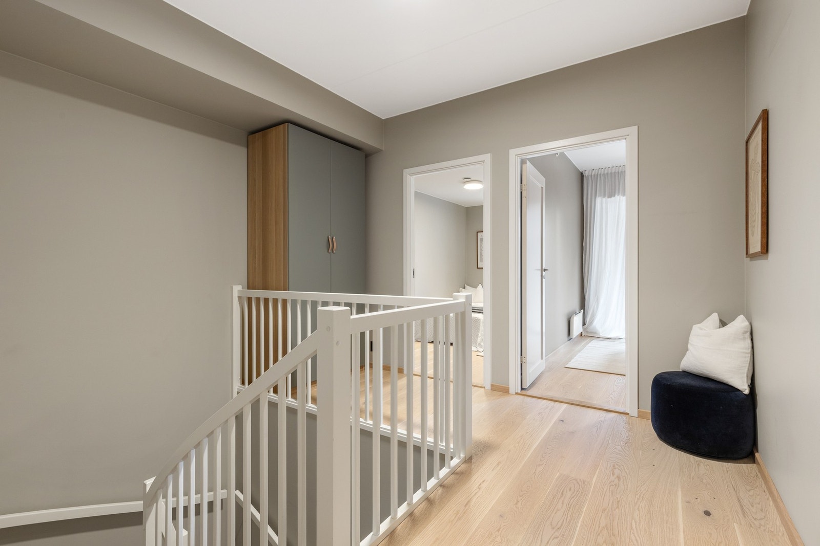 Leiligheten har to soverom som ligger praktisk plassert vegg i vegg i 2. etasje Galleribilde