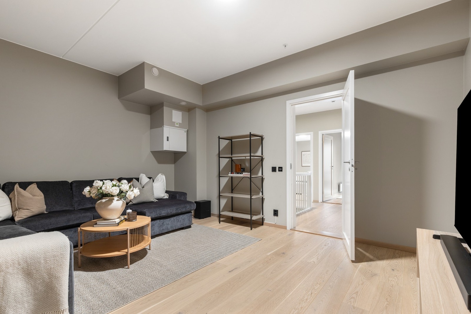 Rommet har enstavs parkett på gulv og slette flater på vegger Galleribilde