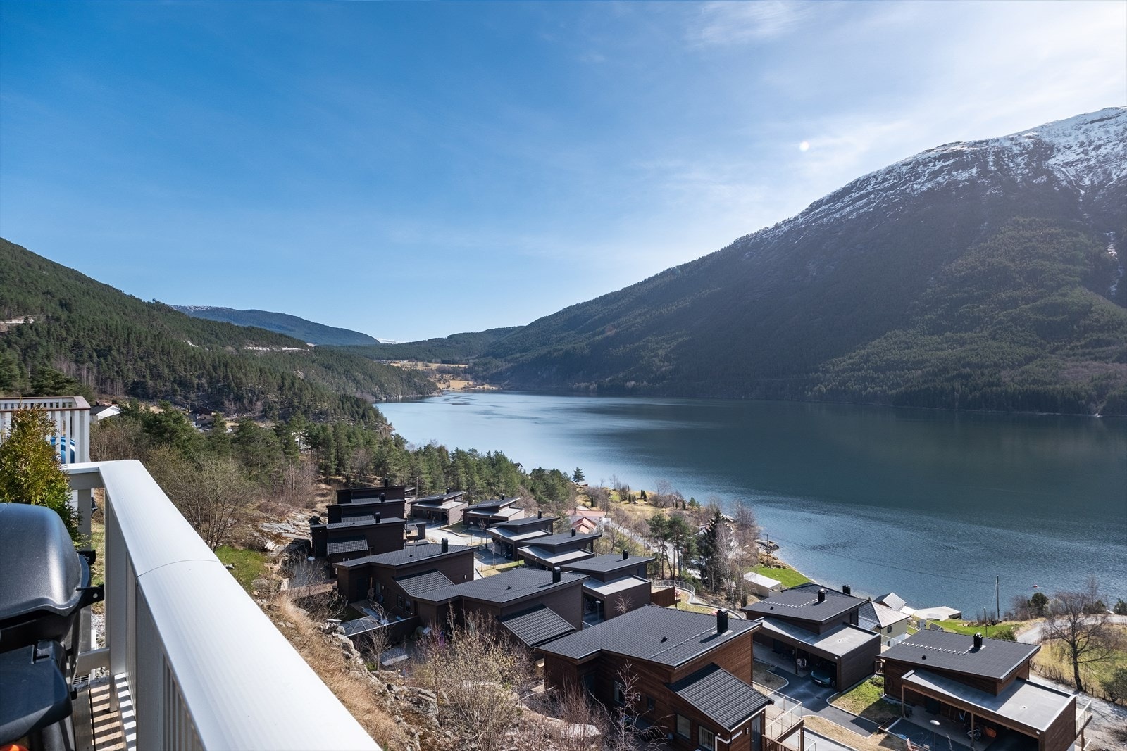 Frå eigedommen er det nydeleg utsikt over Eidsfjorden, mot Storehogen og utover fjorden. Galleribilde