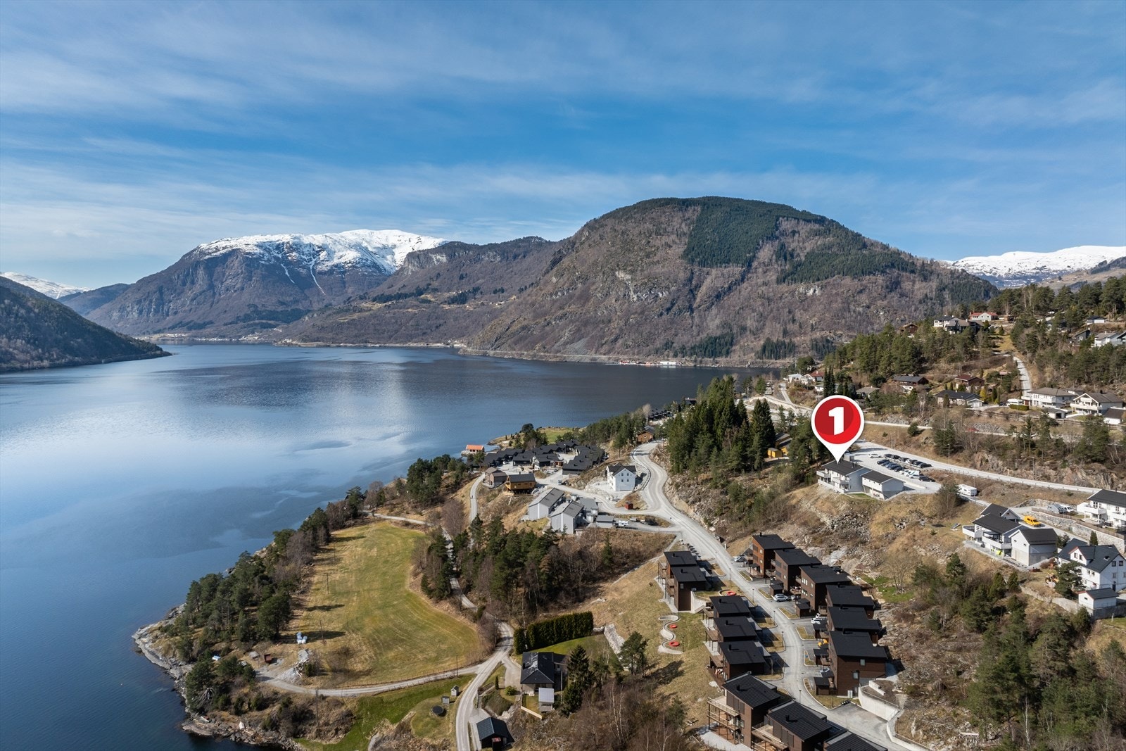 Eigedomen ligg i eit roleg og barnevennleg bustadfelt på Kjørnes, og det er omlag 5 kilometer til Sogndalsfjøra. Til sentrum er det opparbeida opplyst gang og sykkelveg. Galleribilde