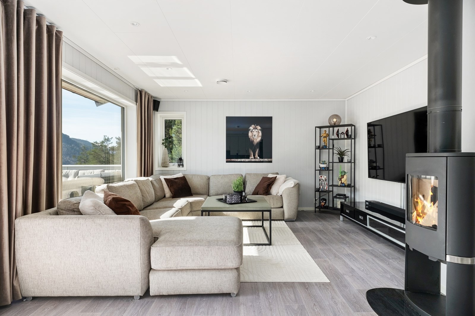 Stova er romsleg og det er god plass til ein sofa av god størrelse. Her er og ein fin vedomn varmar godt. Galleribilde
