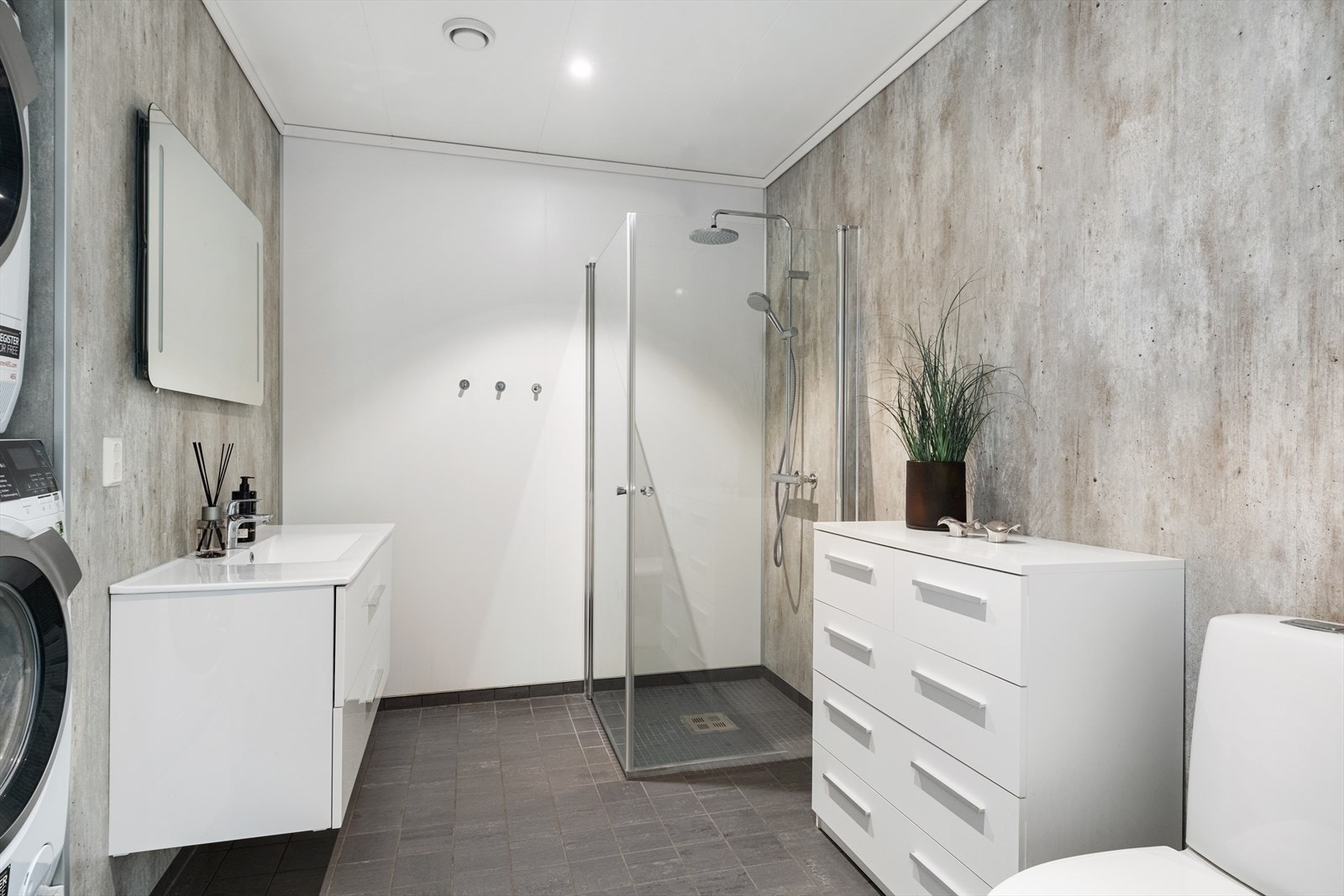 Badet har eit moderne utrykk med baderomsplater på veggar og himlingsplater i tak. Golvet er flislagt og har elektriske varmekabler. Galleribilde
