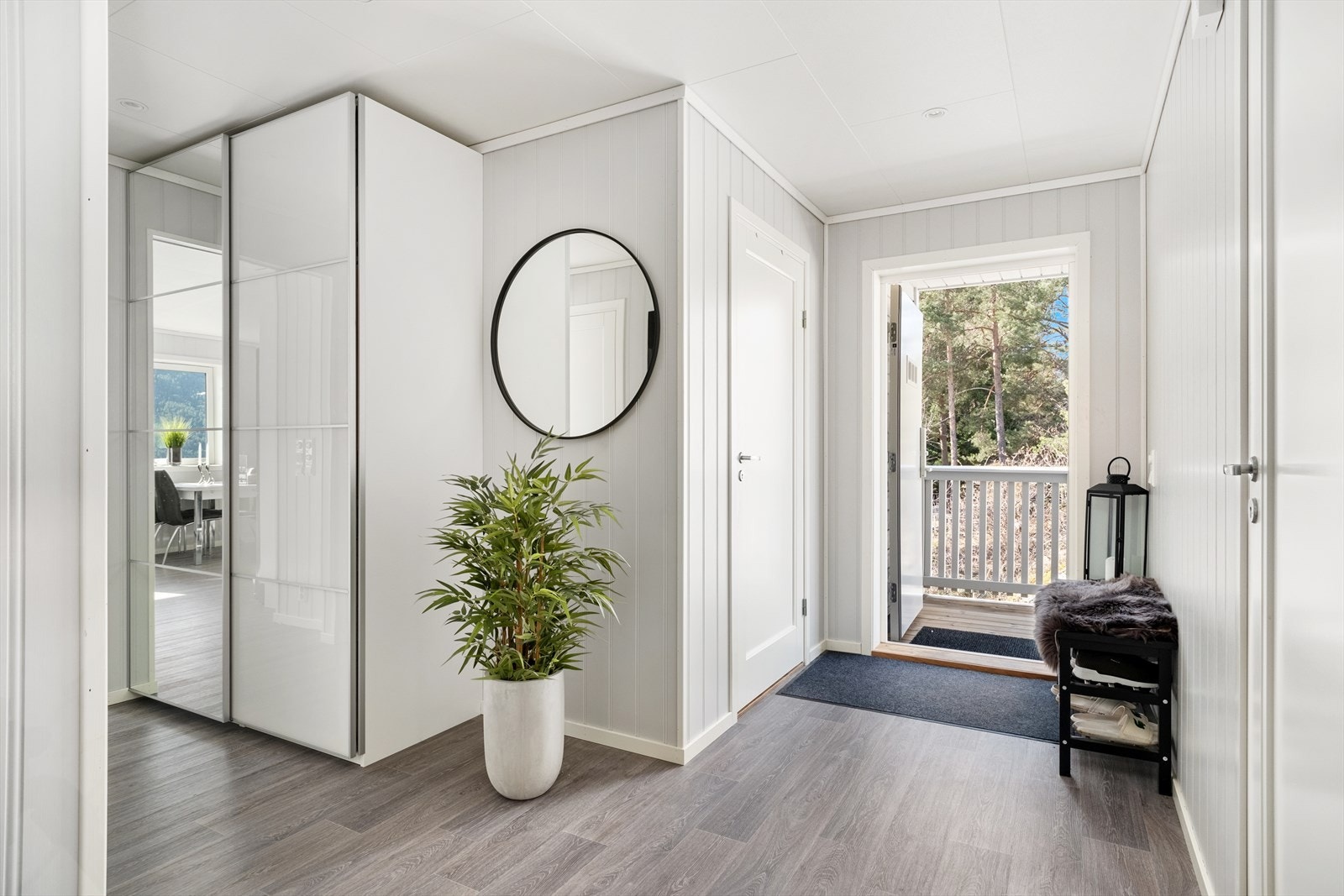 Lys og triveleg entré med skyvedørsgarderobe med god oppbevaringsplass. Galleribilde