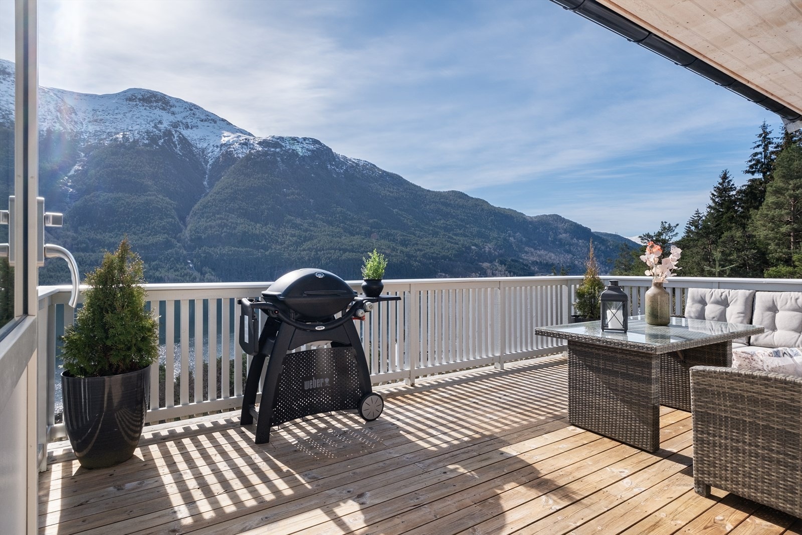 Frå verandaen er det nydeleg utsikt over Eidsfjorden og Storehogen. Galleribilde