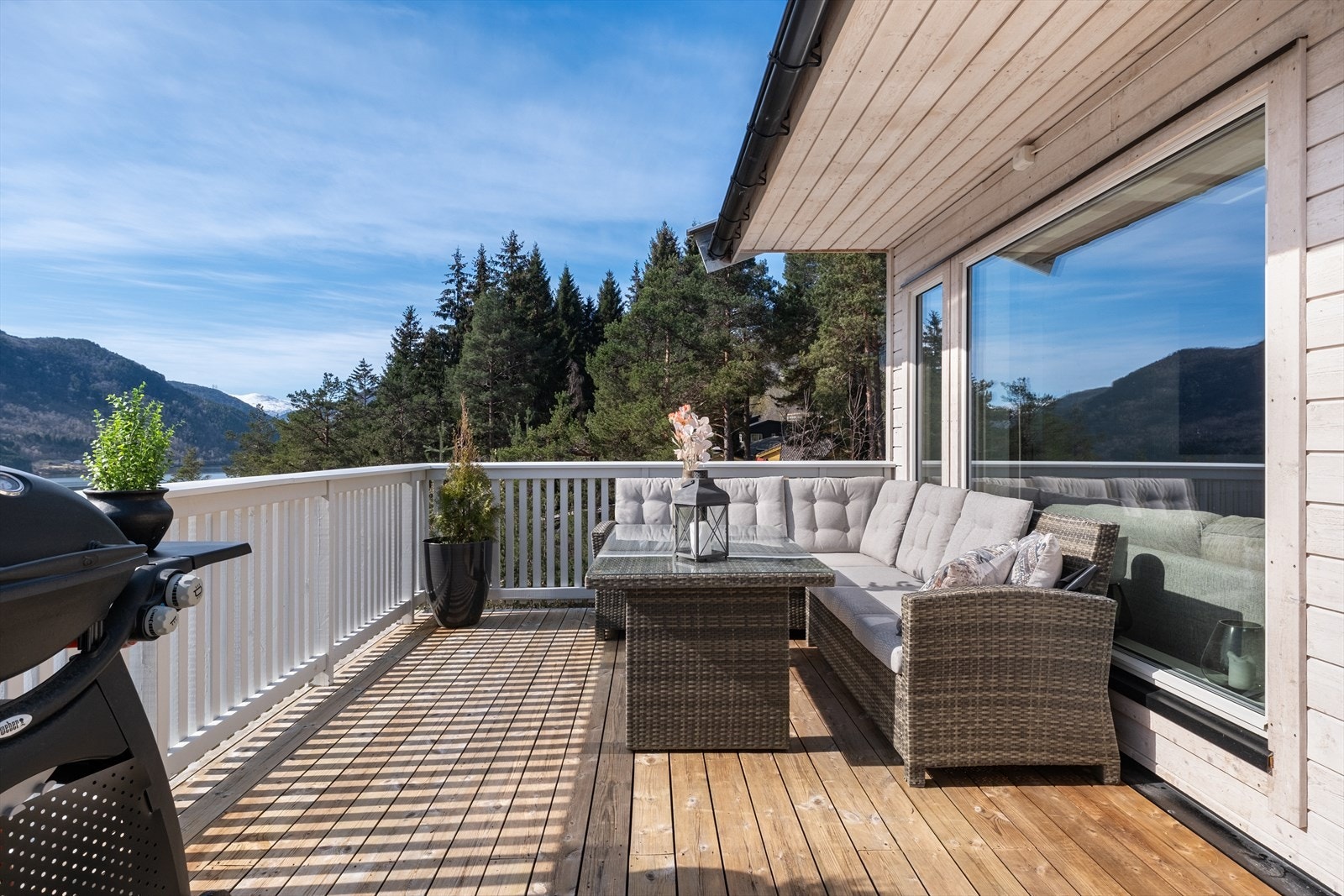 Verandaen er av god størrelse og har svært gode solforhold sommarstid. Galleribilde