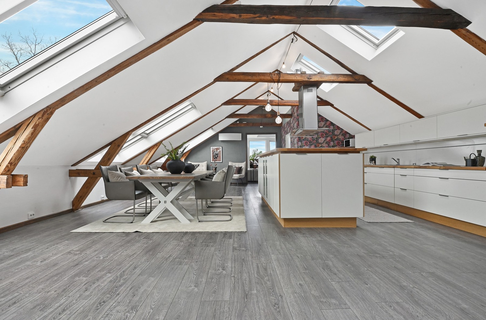 Denne unike leiligheten var opprinnelig et loft, men ble rundt 2008 ombygget til bolig. Galleribilde