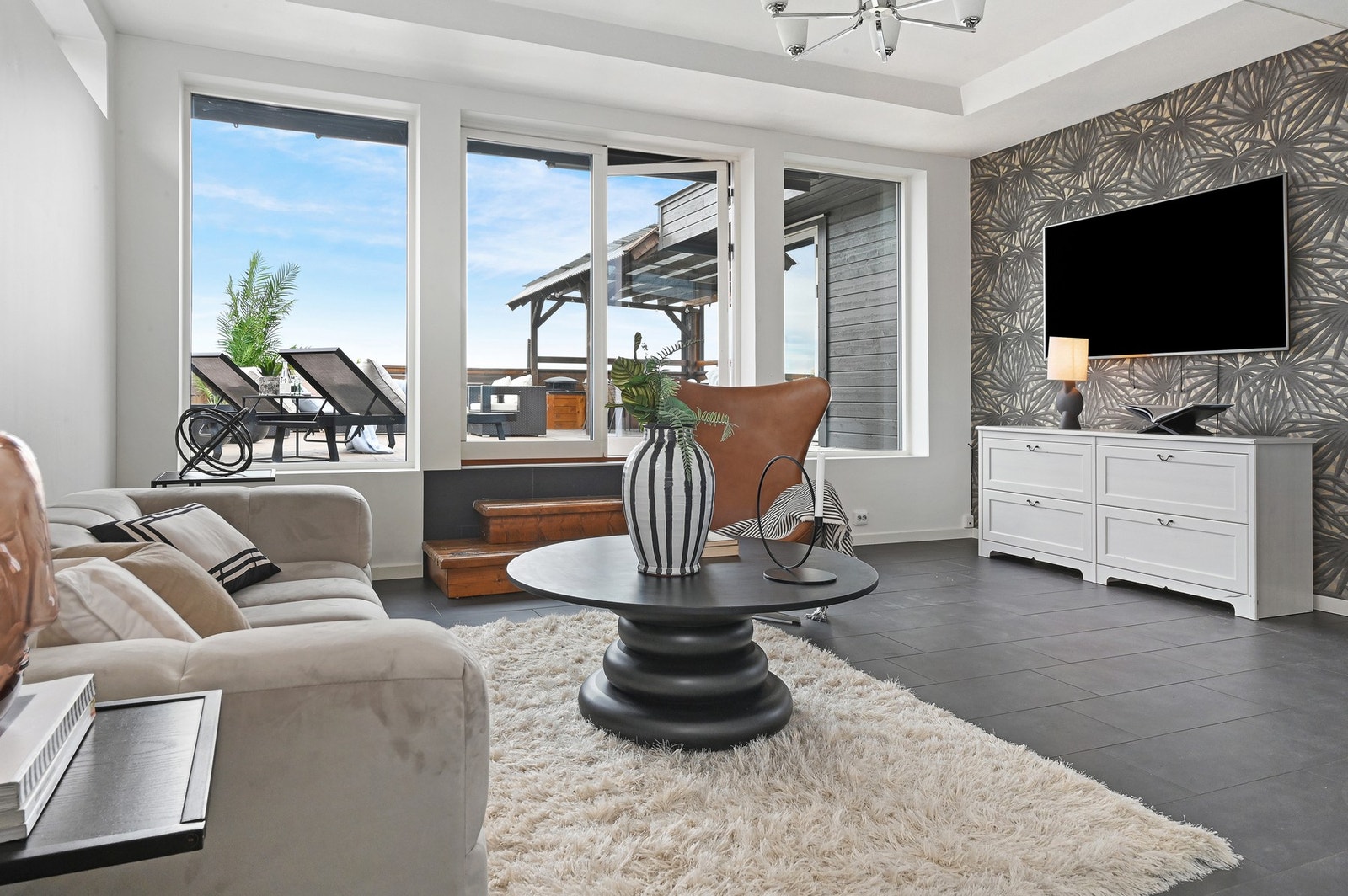 Den romslige og stilige loftsleiligheten kombinerer moderne komfort med rustikk sjarm. Galleribilde