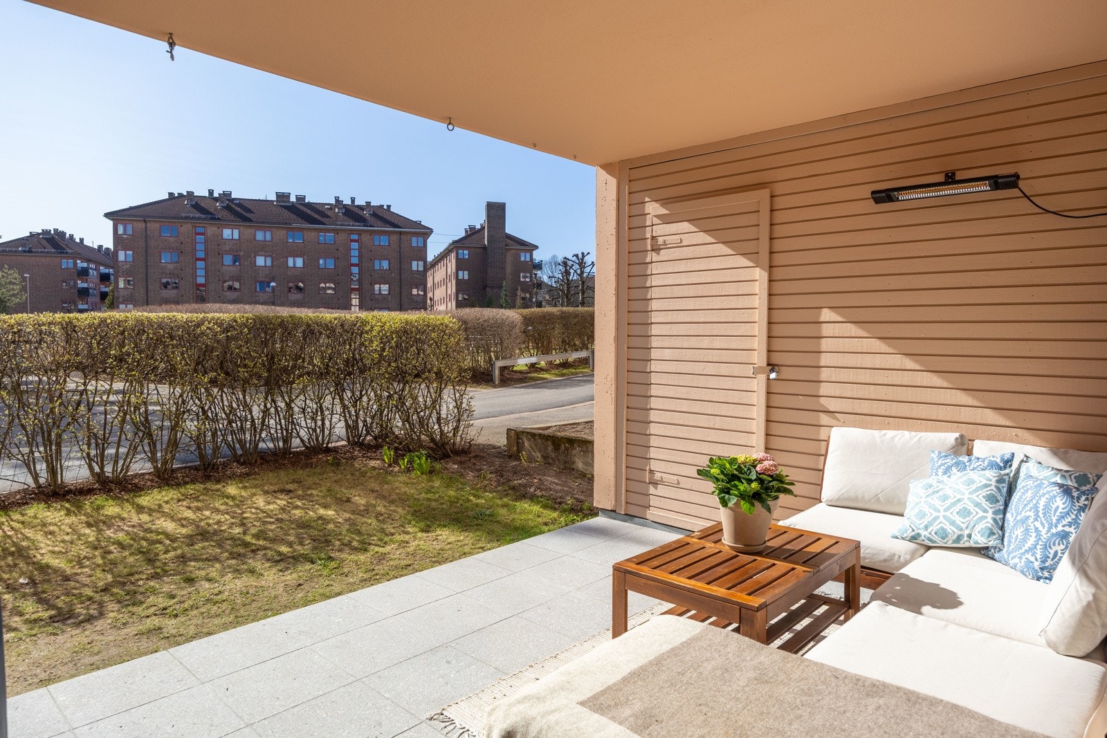Terrassen er på 12 kvm og har god plass til ønsket utemøblement. Terrassen har også en egen tilknyttet utebod. Galleribilde