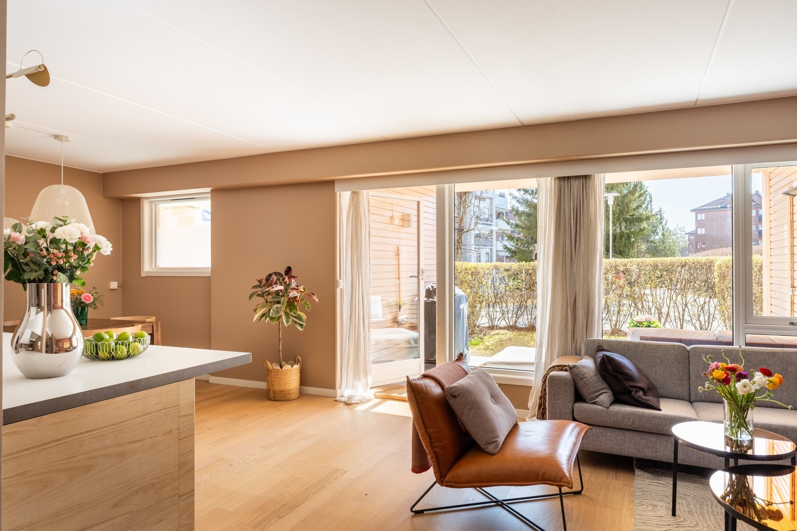 Innvendig er boligen lys og tiltalende. Galleribilde