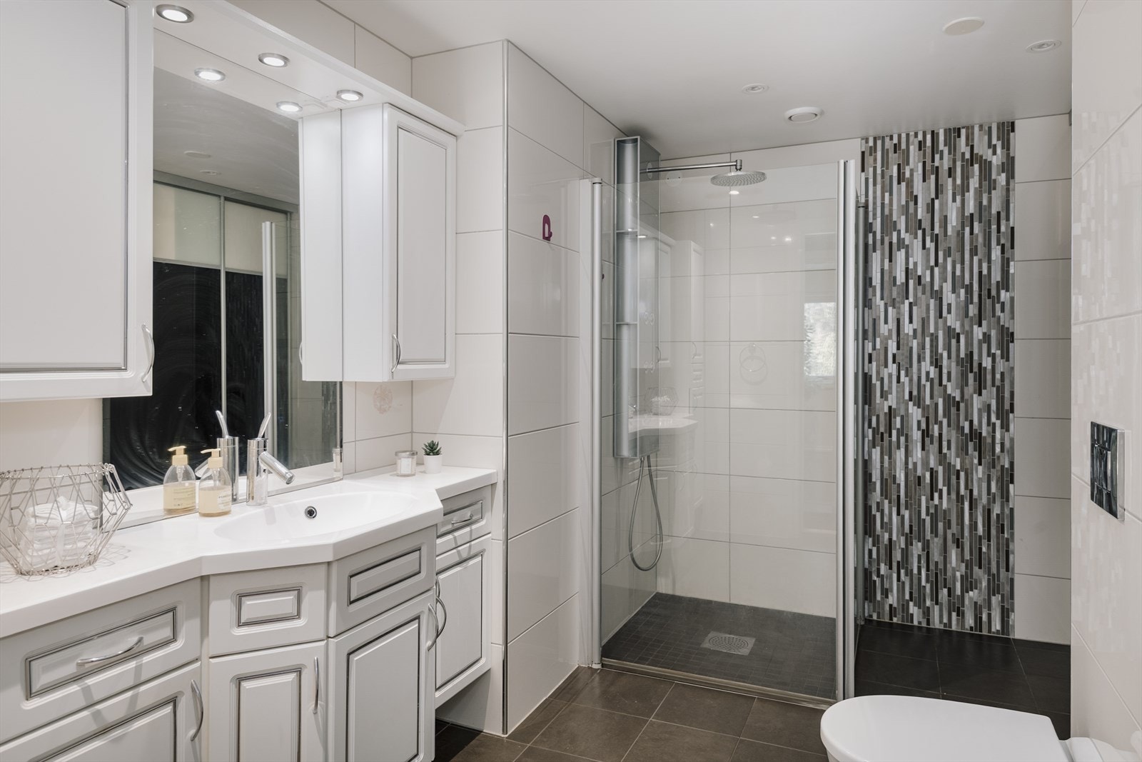 I regi av borettslaget ble badet rehabilitert i ca. 2016. Galleribilde