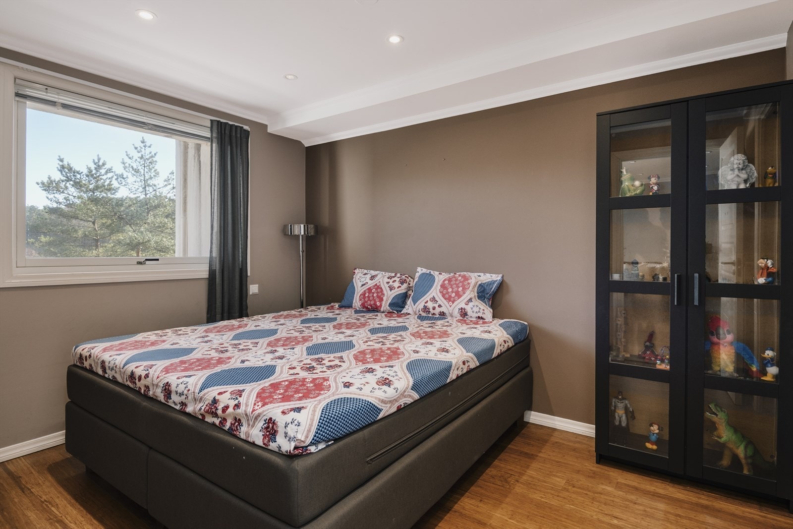 Hovedsoverom med egen "walk in garderobe". Galleribilde