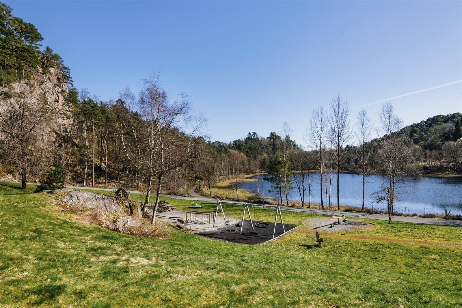 Det er kort vei til nydelige turområder og ulike turstier på Løvstakken eller en tur rundt Ortuvannet, i Kanadaskogen eller til Tennebekk. Galleribilde