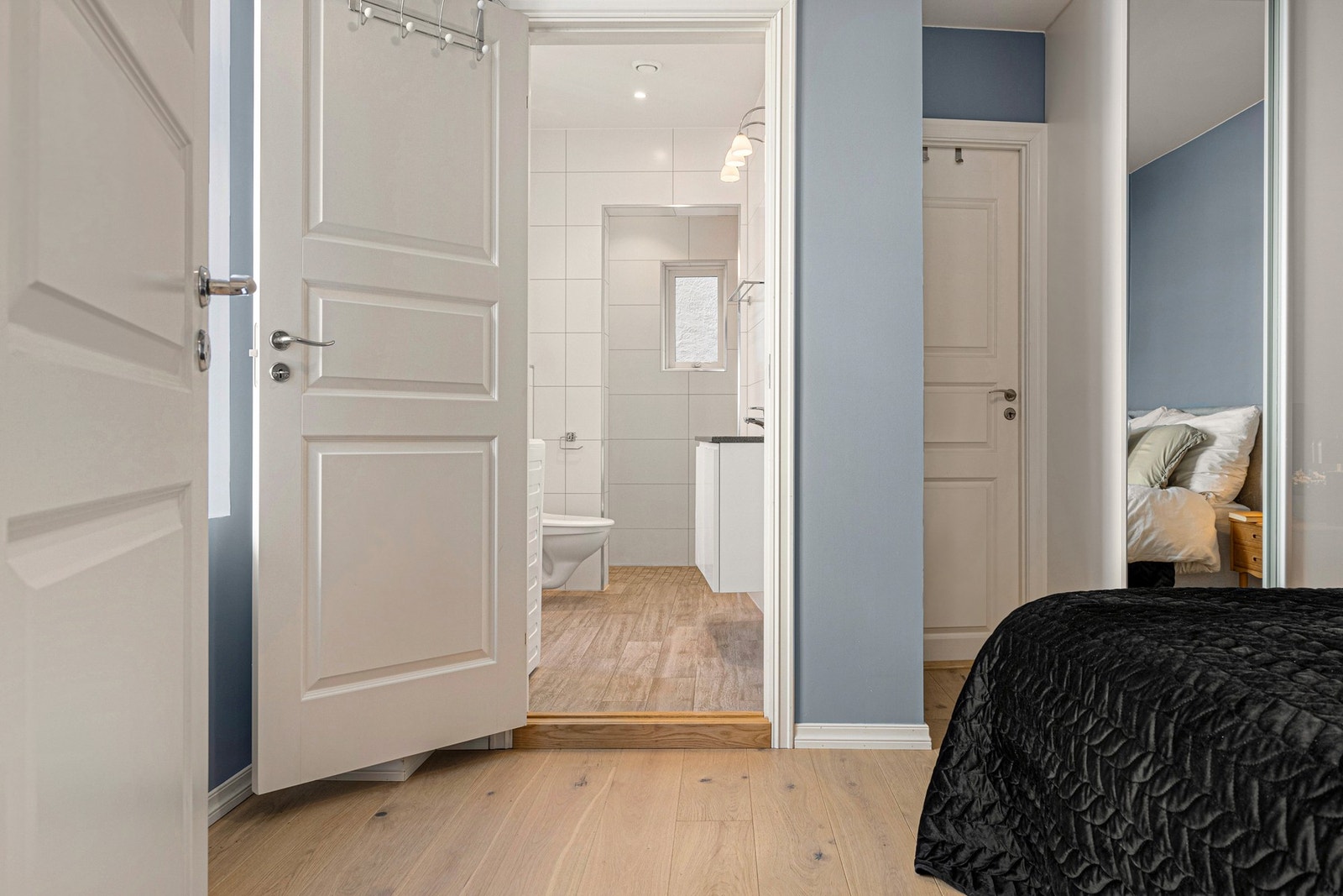 Av oppbevaring har du en flott skyvedørsgarderobe med god plass til alt du skal trenge! Galleribilde