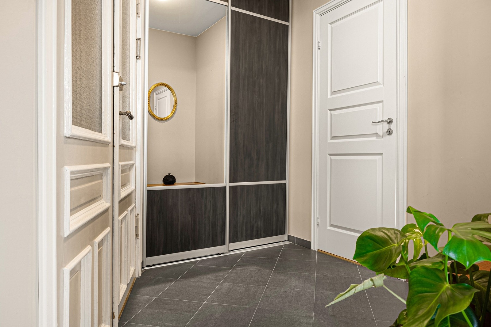Her er det mulig å henge fra seg det man ønsker av yttertøy i en flott garderobe like innenfor døren. Galleribilde