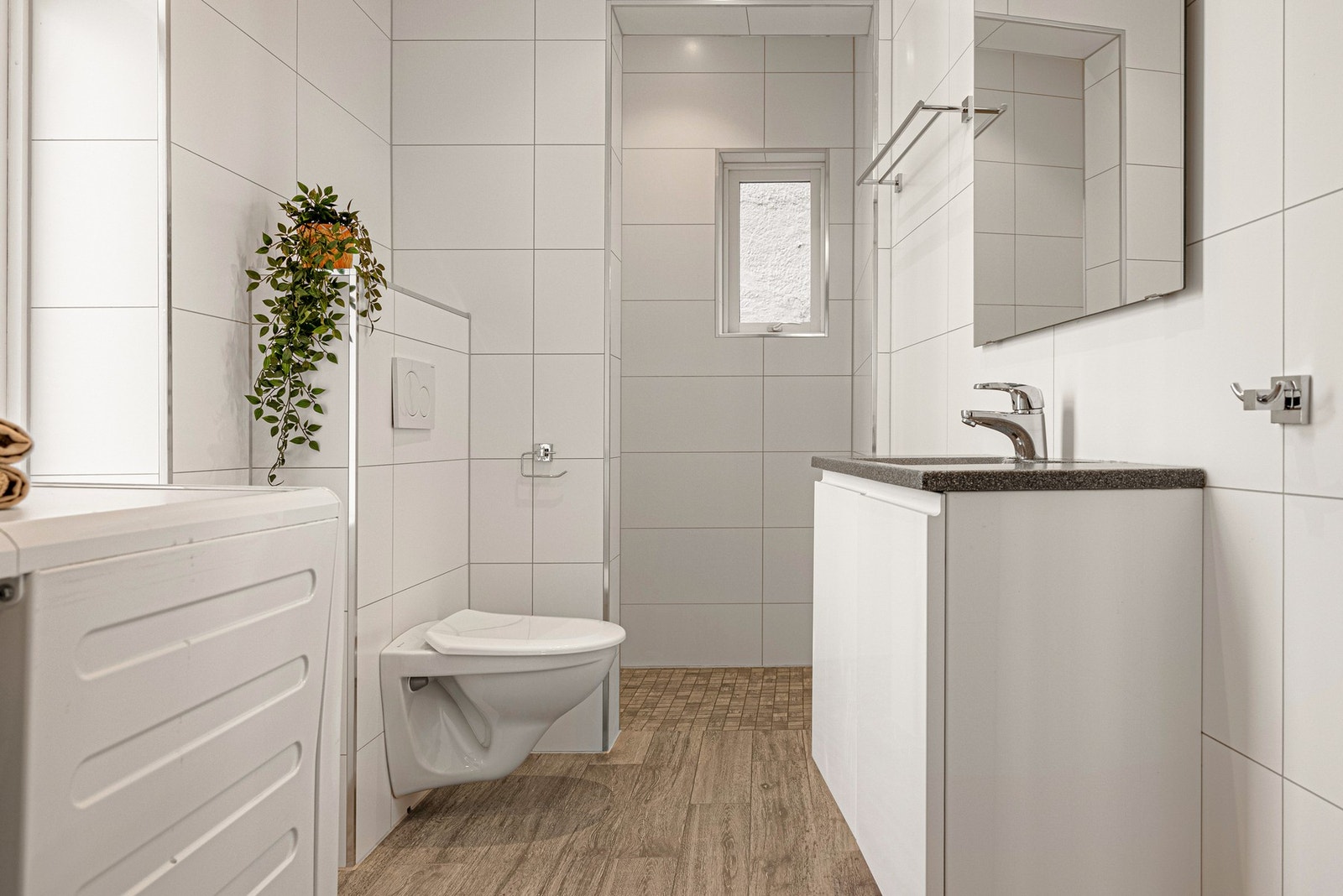 Det andre badet er tilknyttet hovedsoverommet og er på 5kvm. Dette er også helfliset med innfelte downlights. Galleribilde