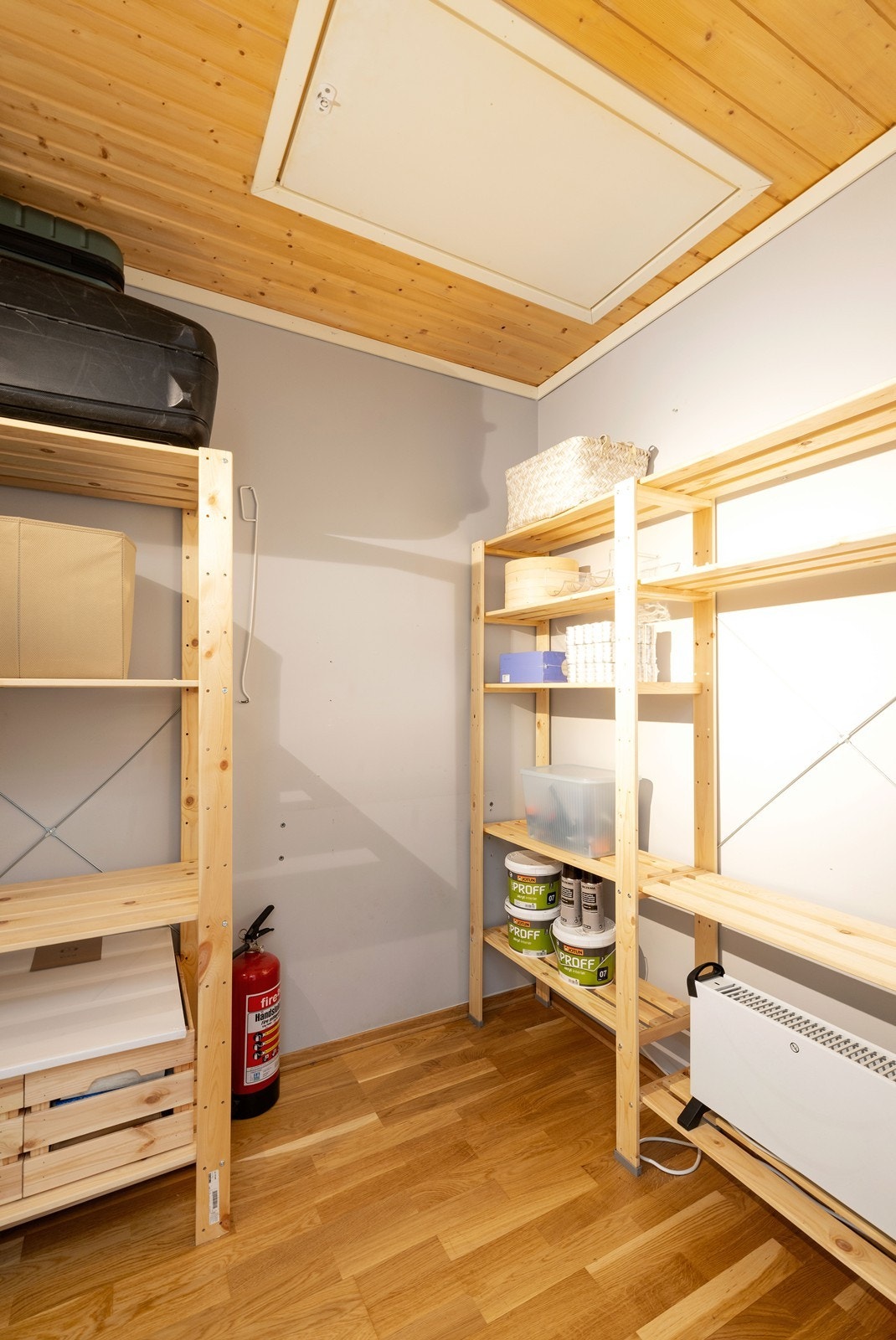 Romslig bod med loftsluke Galleribilde
