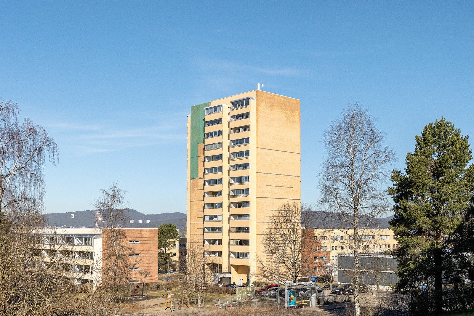 Boligen er beliggende i et veletablert, populært og meget barnevennlig boligområde på Trosterud Galleribilde