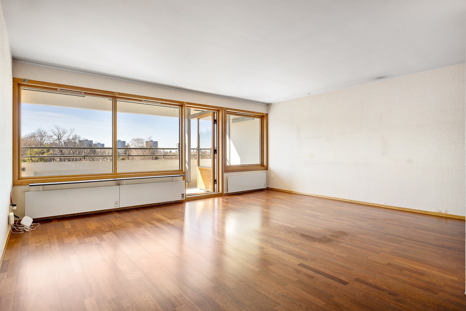 Stuen har god plass til sofagruppe, tv-benk og spisebord. Galleribilde