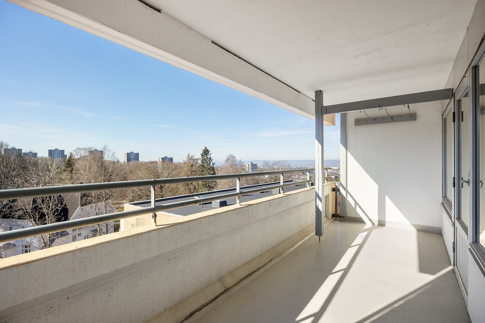 Sydvendt balkong på ca. 10 m² med adkomst fra stue. Galleribilde