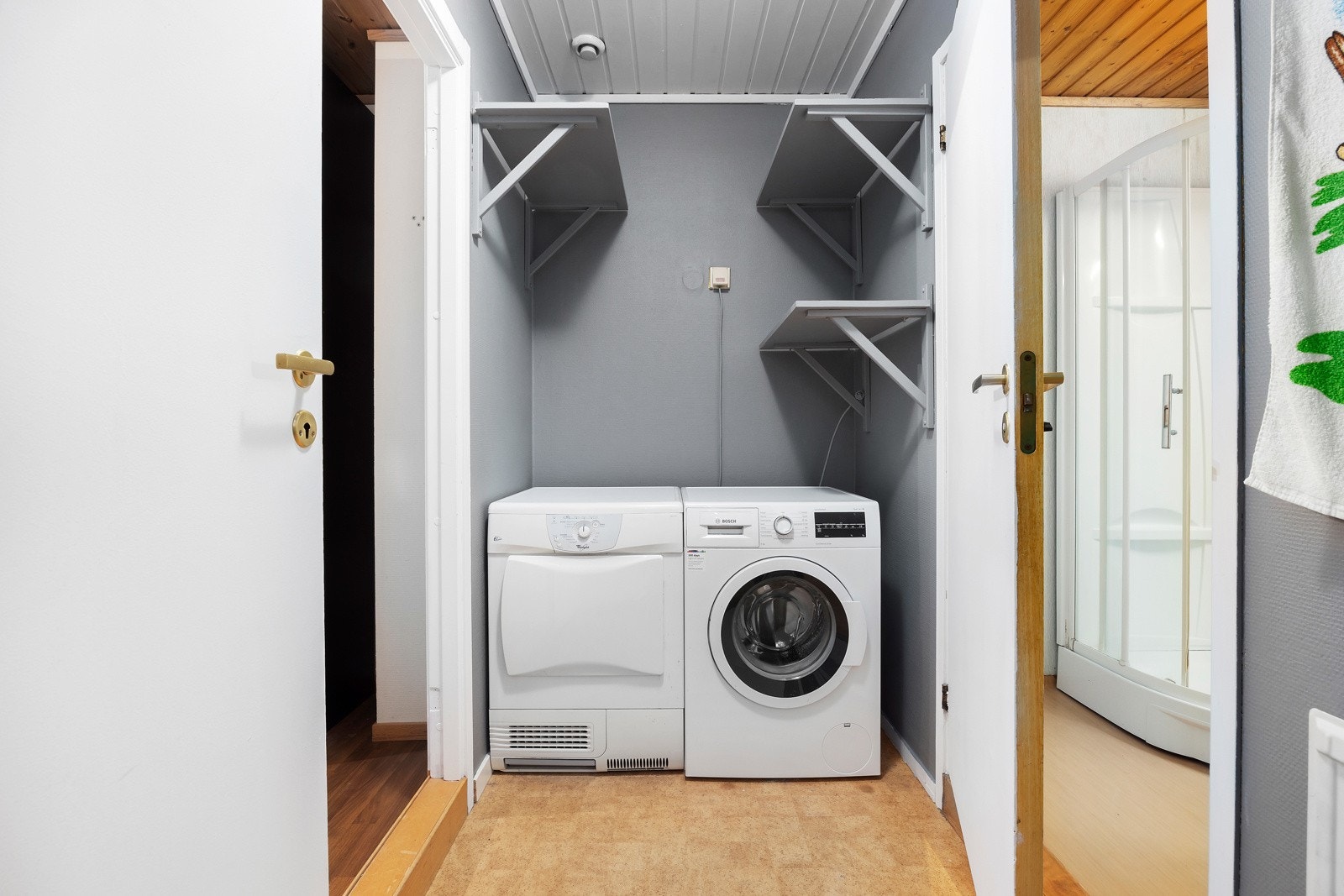 Vaskerommet ligger praktisk mellom boden og badet i underetasjen. Galleribilde