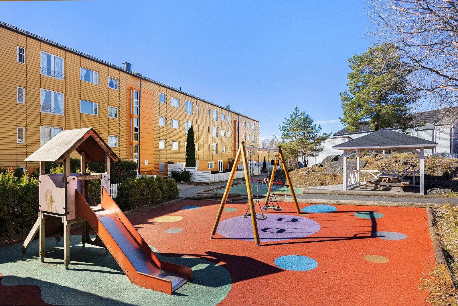 Flere lekeplasser og områder for barna å kose seg på. Galleribilde