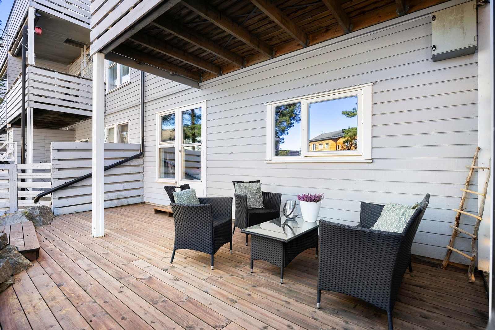 Terrassen i underetasjen, den er vestvendt og solrik. Galleribilde