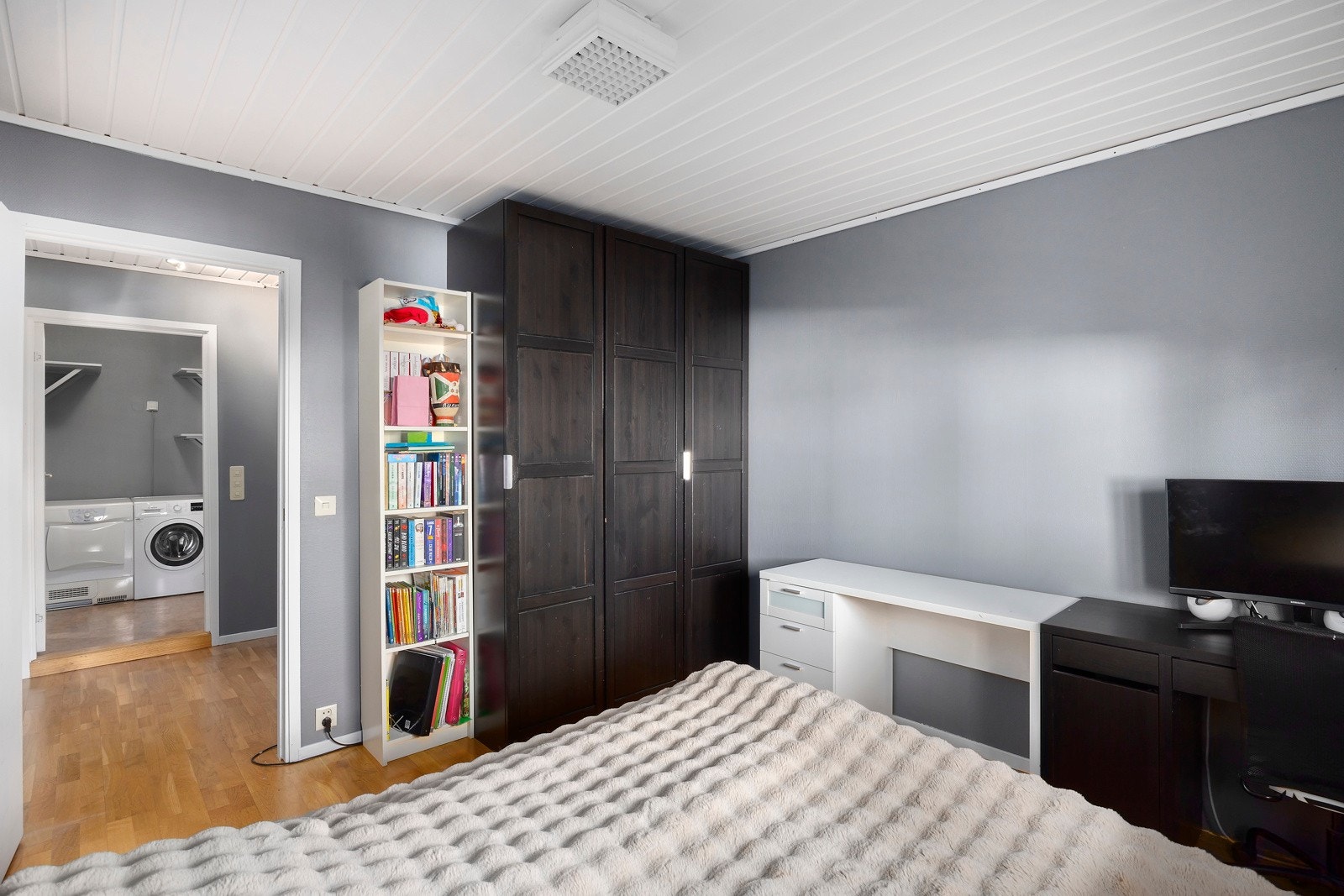 Soverom 2 med garderobeskap og plass til skrivebord og hyller. Galleribilde
