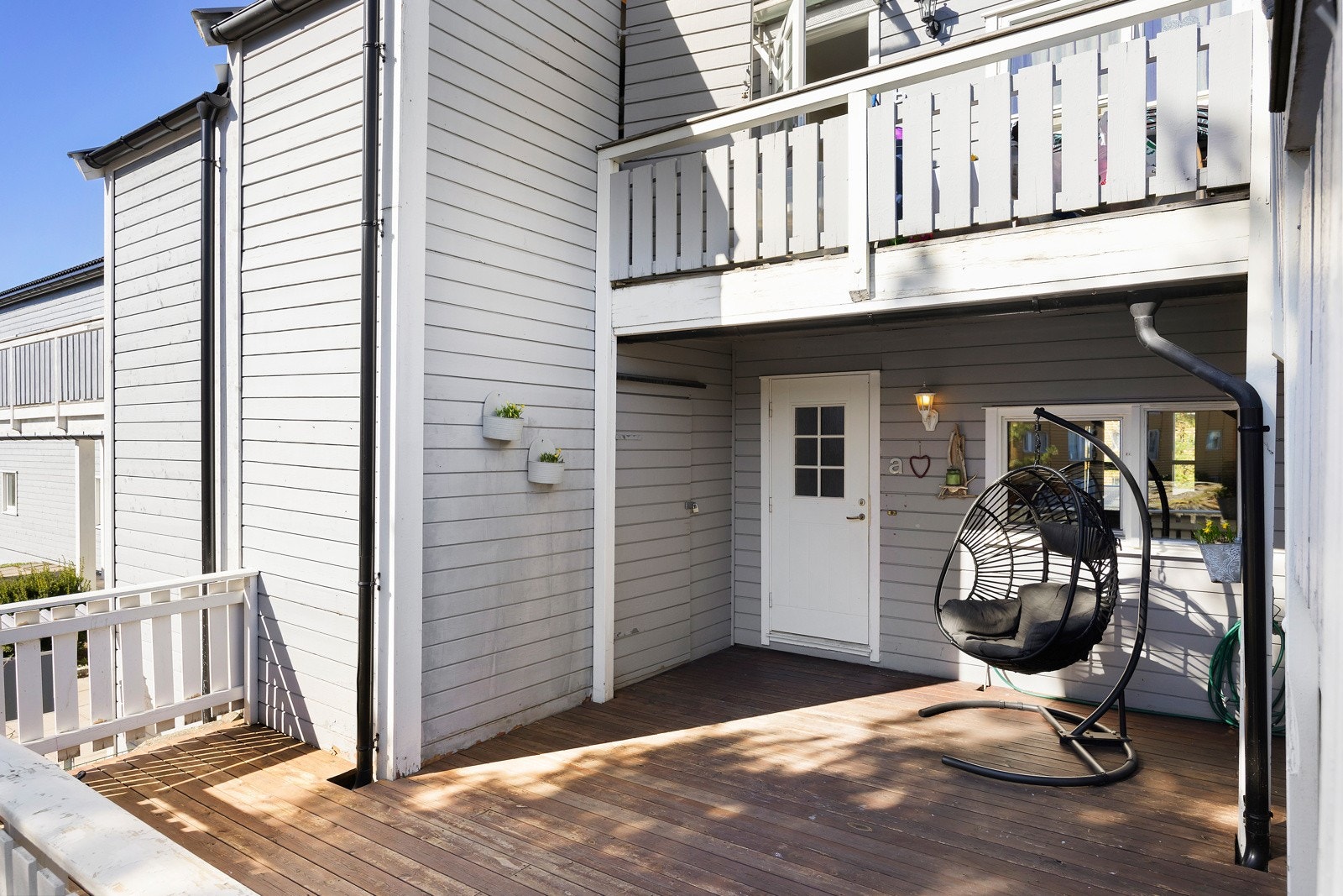 Terrasse og inngangsparti med praktisk bod. Galleribilde