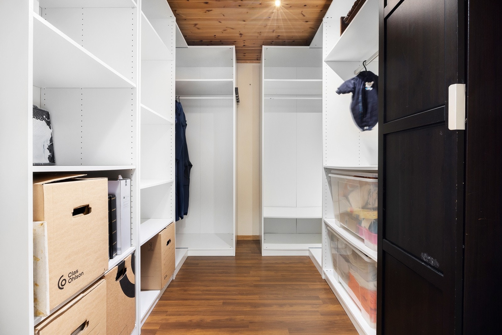 Innerbod med hvite, innebygde skap, trepanel i taket og laminatgulv.Her har man godt med lagringsplass Galleribilde