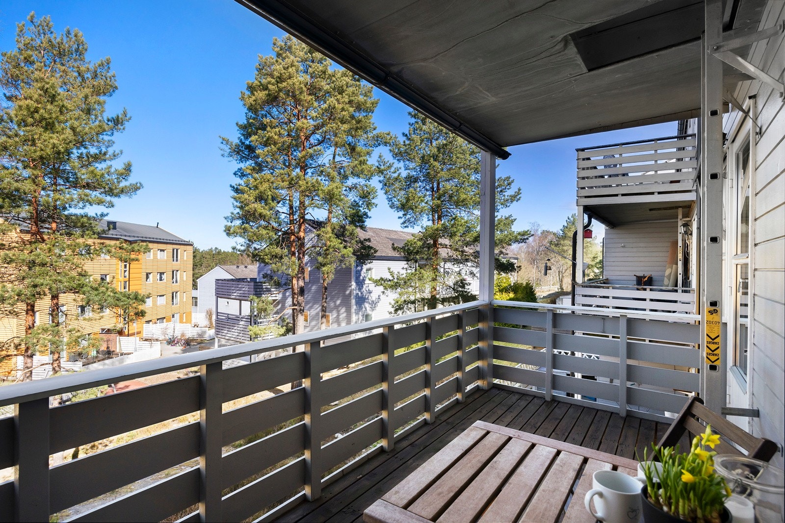 Balkong med utsikt og overbygg. Galleribilde