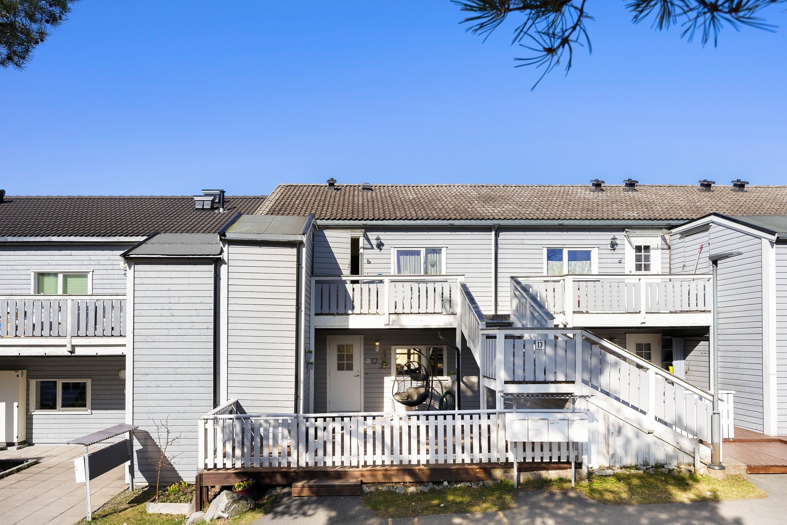 Koselig trehusbebyggelse med stor uteplass i front. Galleribilde