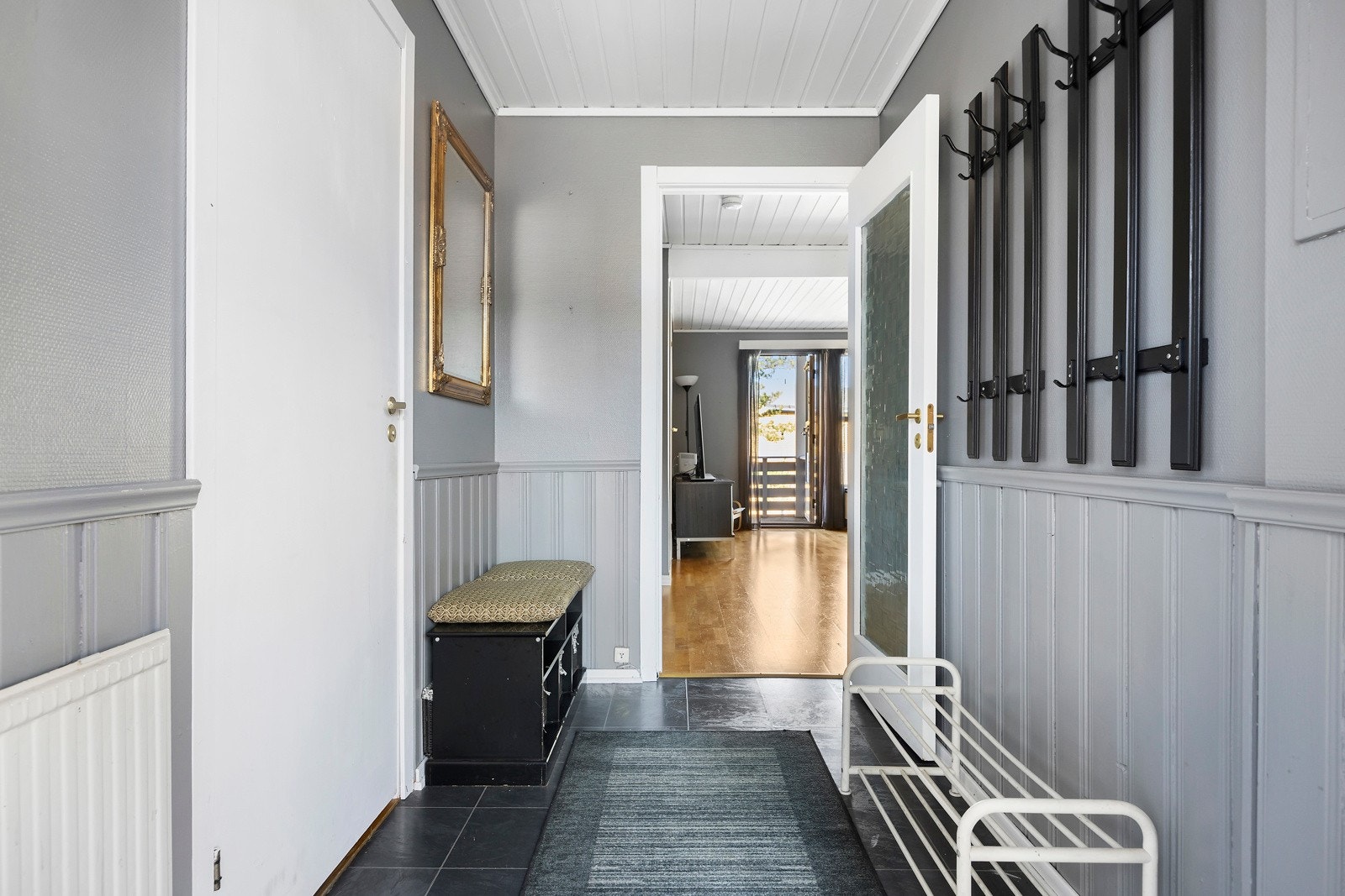 Lys gang med grå vegger, laminat på gulv. Galleribilde