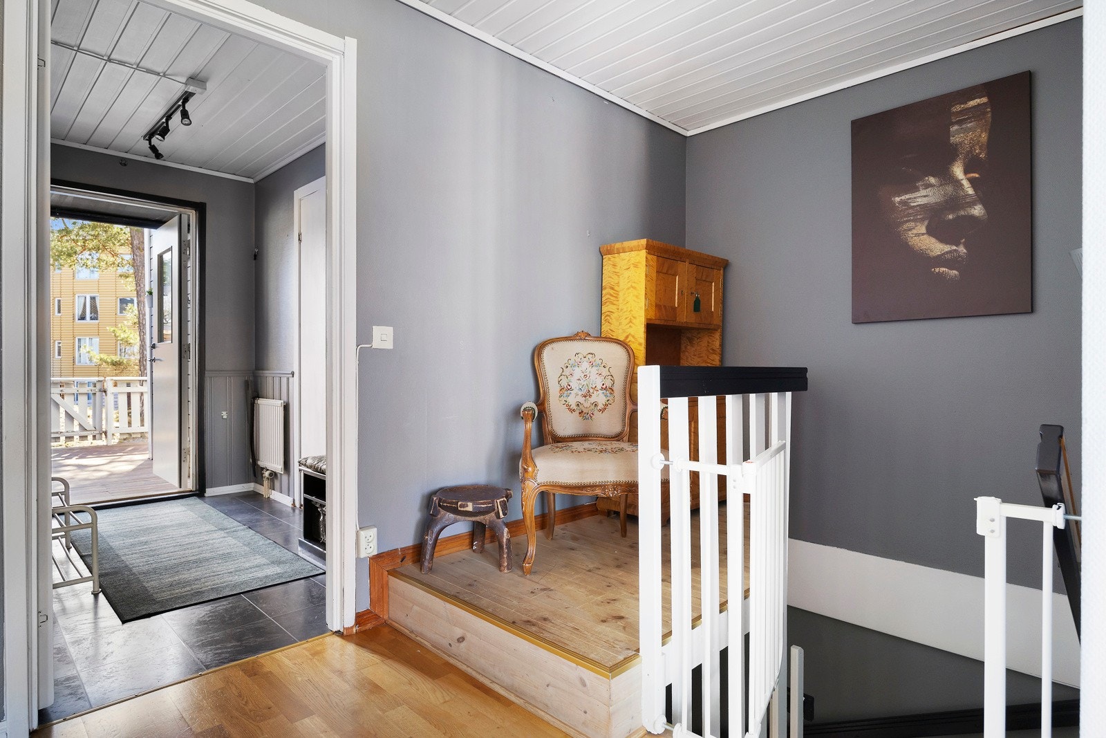 Velkommen inn, boligen har store rom og mange overflater er nylig malt. Galleribilde