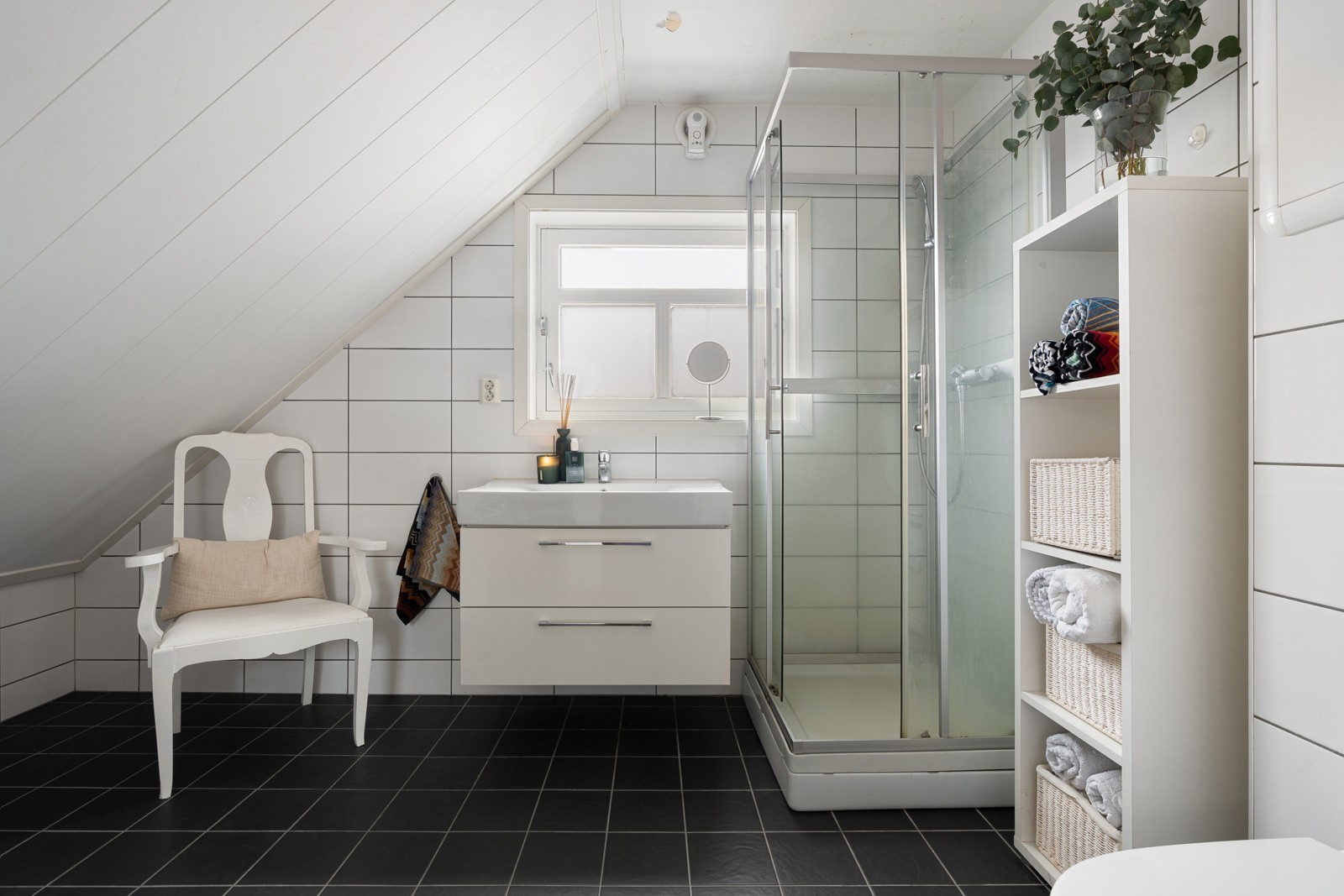 Lyst og fint baderom med moderne innredning.