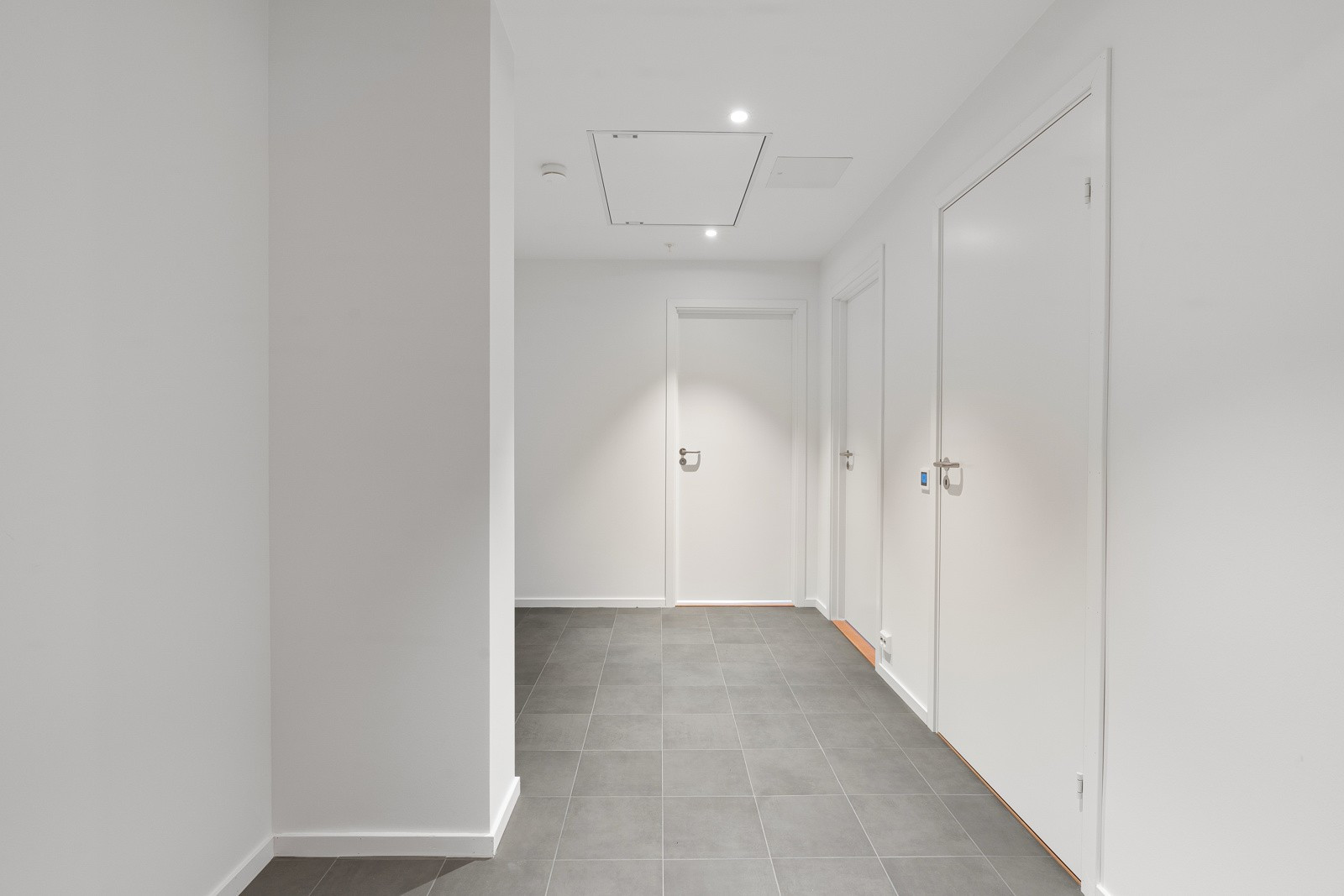 Velkommen inn! Lyst og fint inngangsparti med plass til klesoppbevaring.