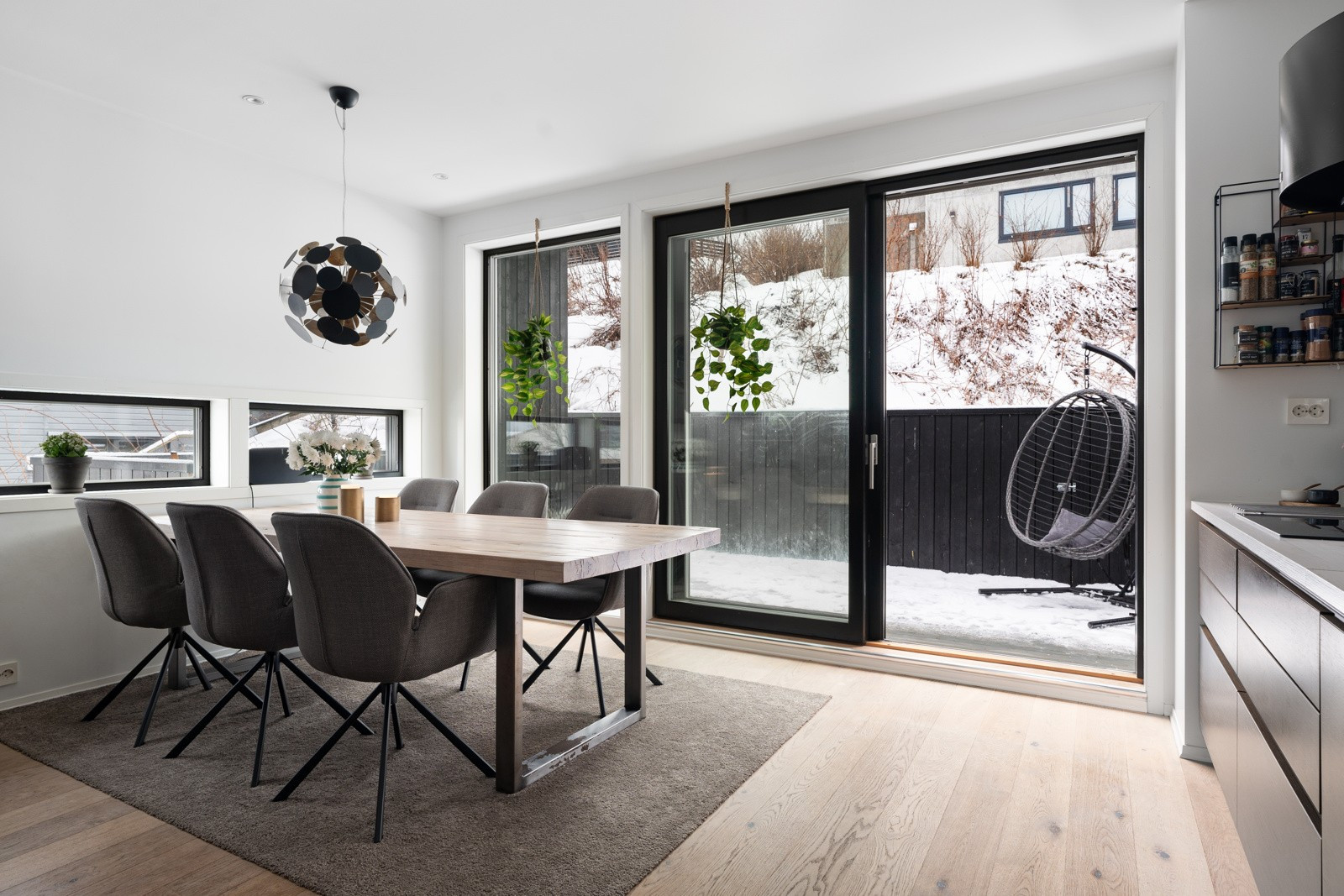 Spisestue med utgang til skjermet terrasse.
