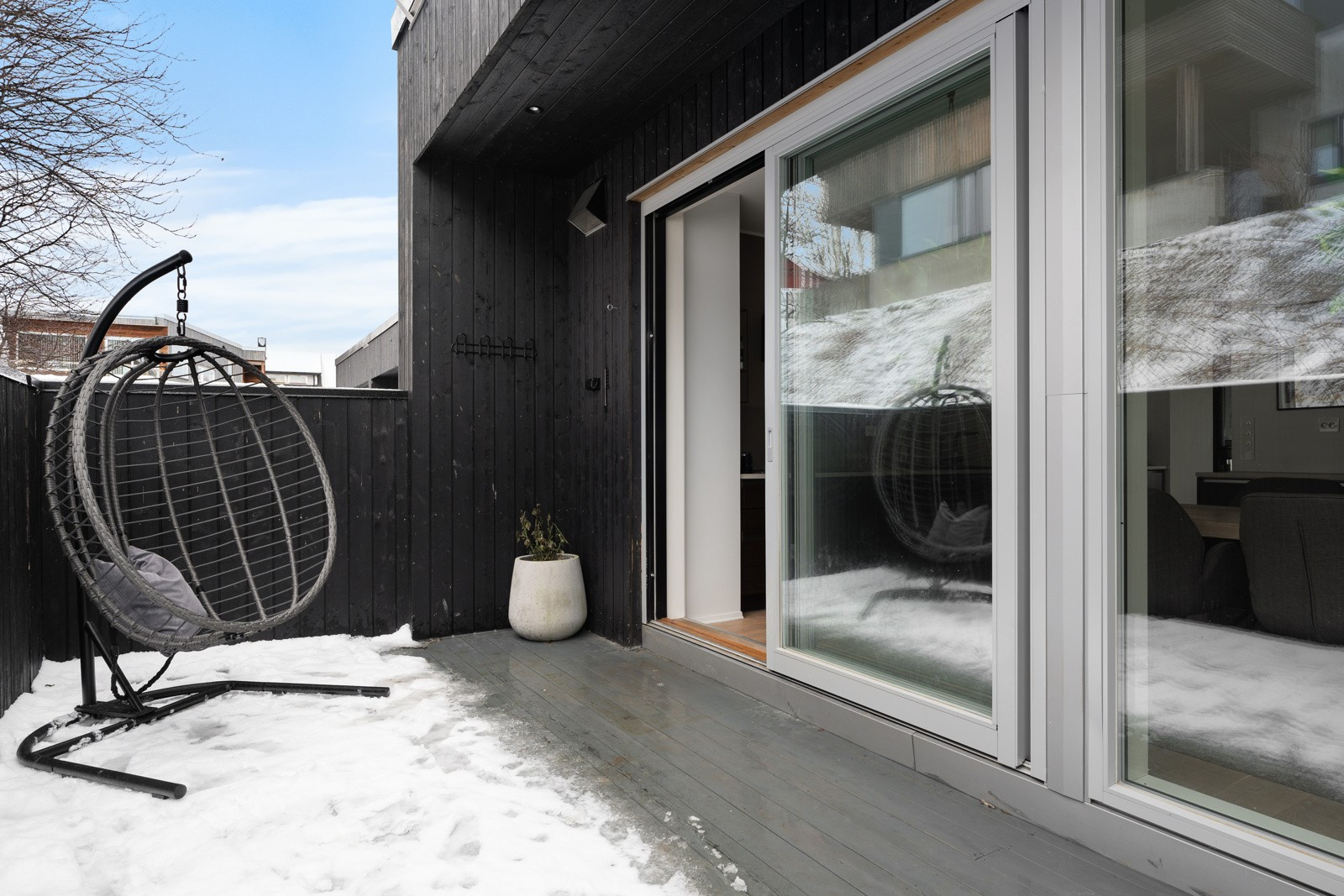 På den romslige terrassen kan du nyte gode solforhold.