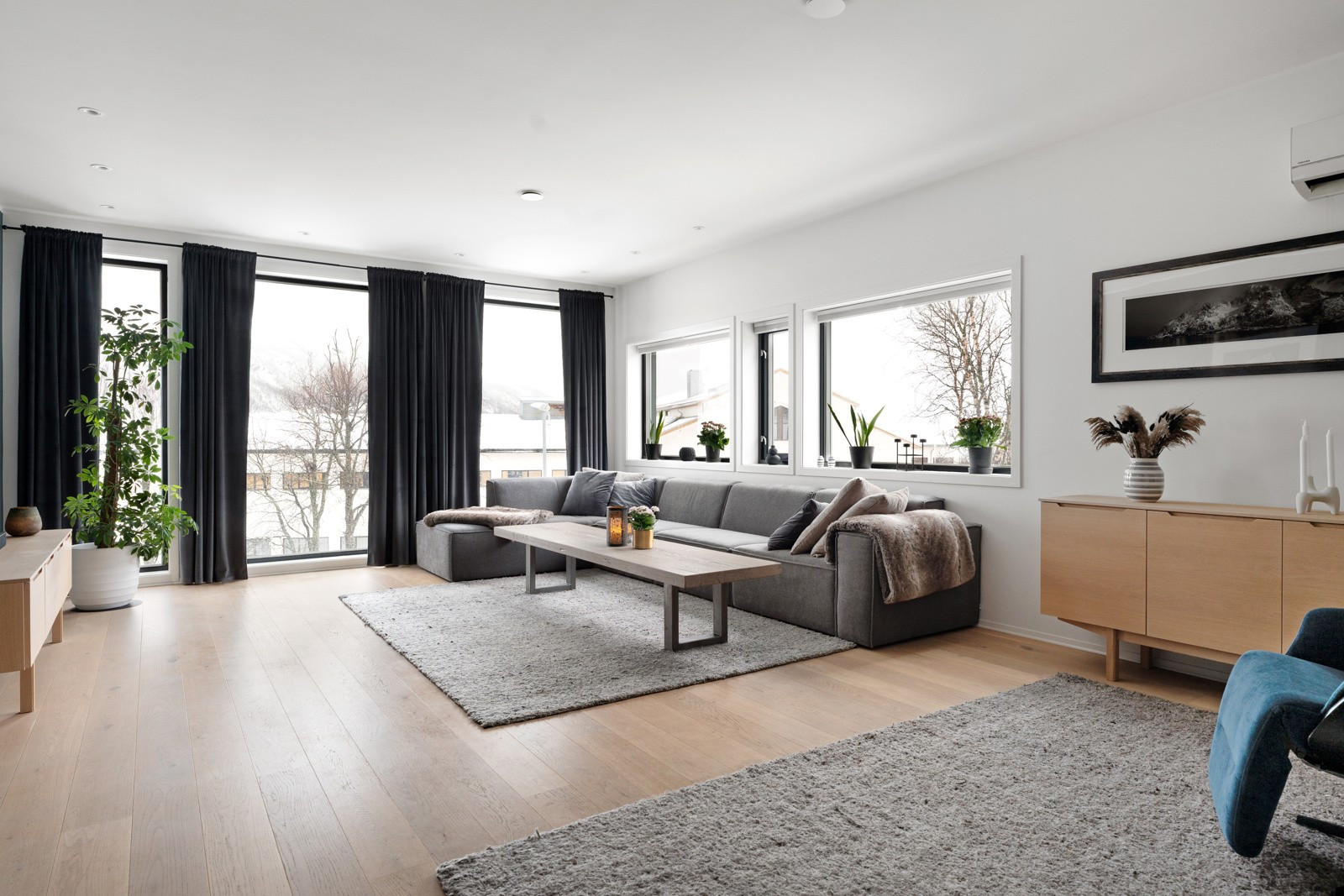 Stuen fremstår både lun og luftig med et gjennomgående moderne uttrykk.