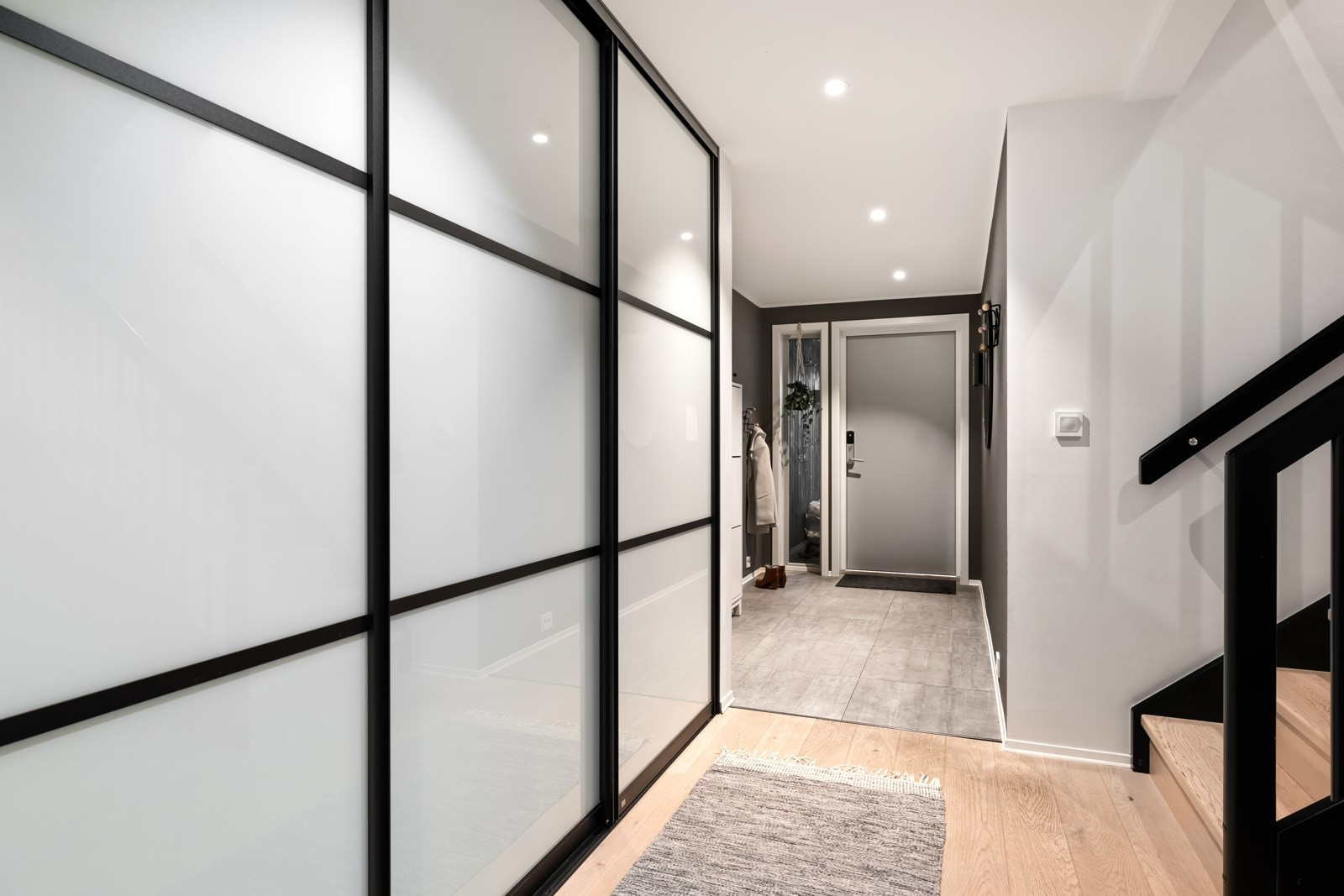 Skyvedørsgarderobe som holder orden i klær og sko.