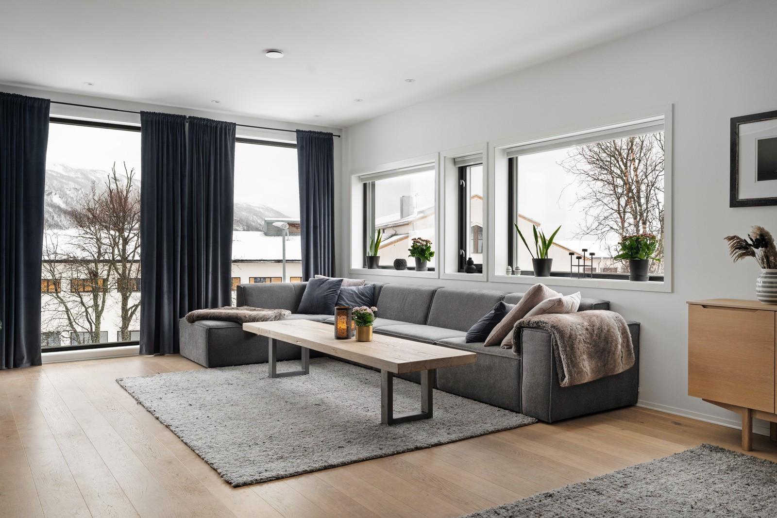 De store vindusflatene slipper inn rikelig med dagslys og gir rommet en åpen og luftig atmosfære.