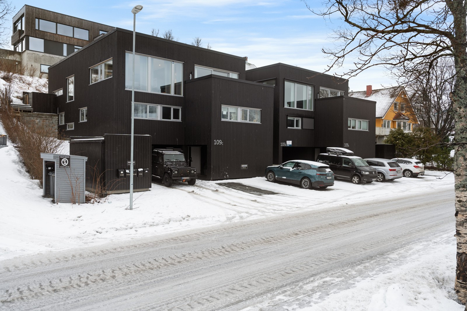 Parkering i carport eller oppstillingsplass på tomten.